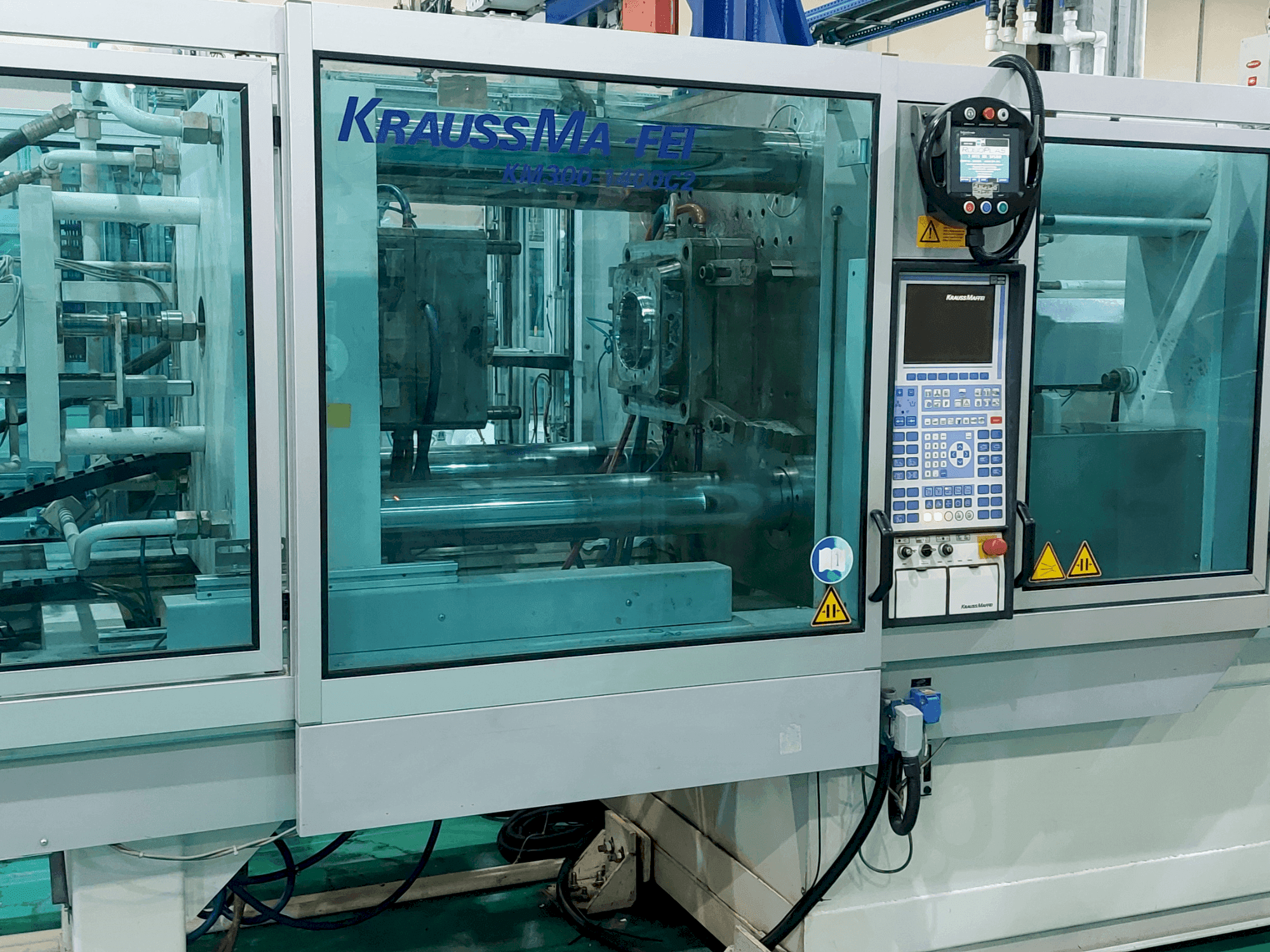 Vista frontal de la máquina Krauss Maffei 300 – 1400 C2
