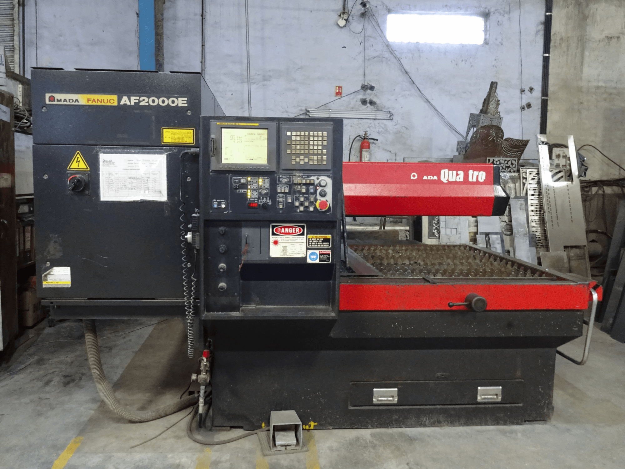 Vista frontal de la máquina AMADA Quattro AF2000E