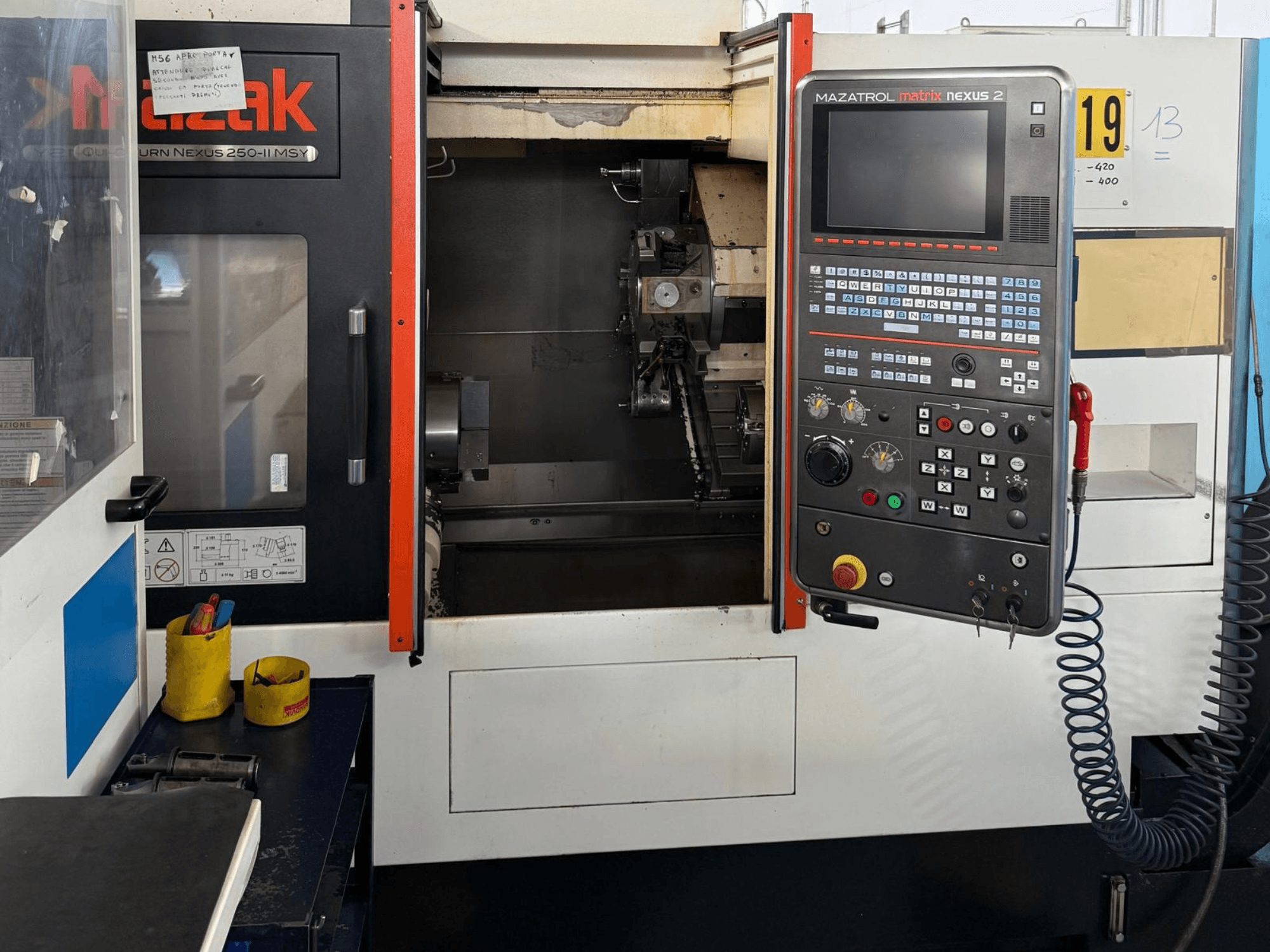 Vista frontal del torno horizontal Mazak QTN 250 II MSY, en la que se aprecian el panel de control MAZATROL Matrix Nexus 2 y los componentes de la máquina.