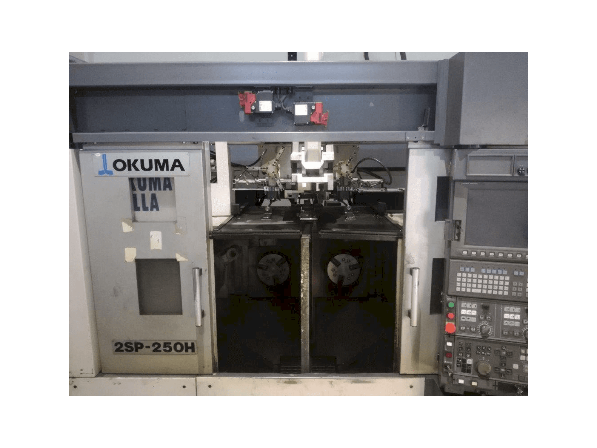 Vista frontal de la máquina Okuma 2SP-250H