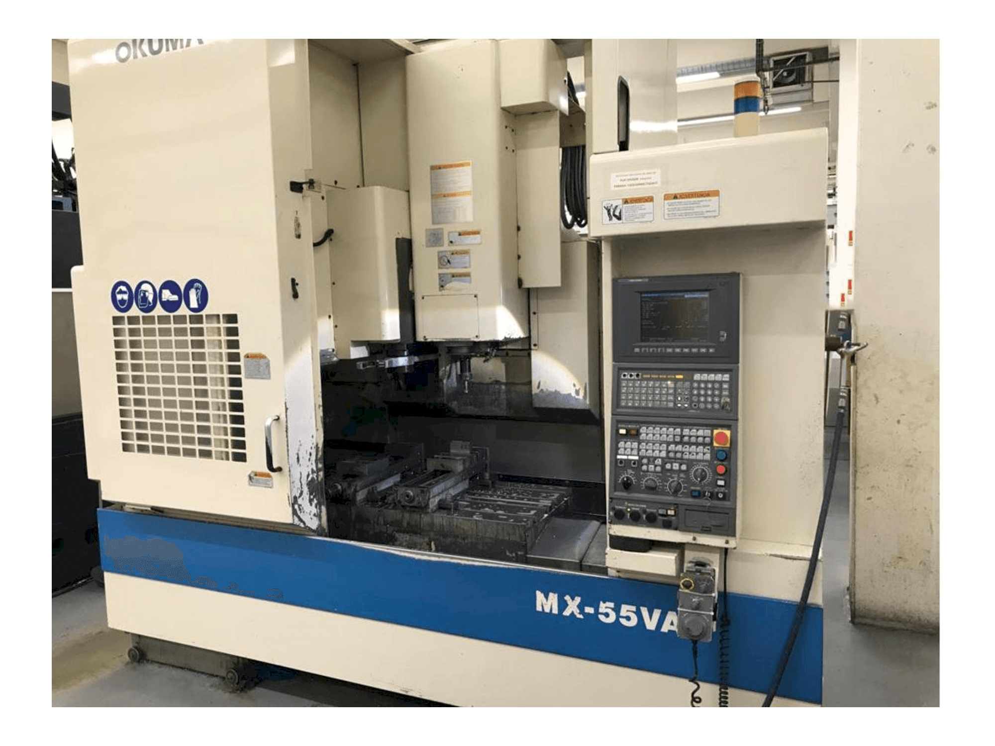 Vista frontal de la máquina Okuma MX55
