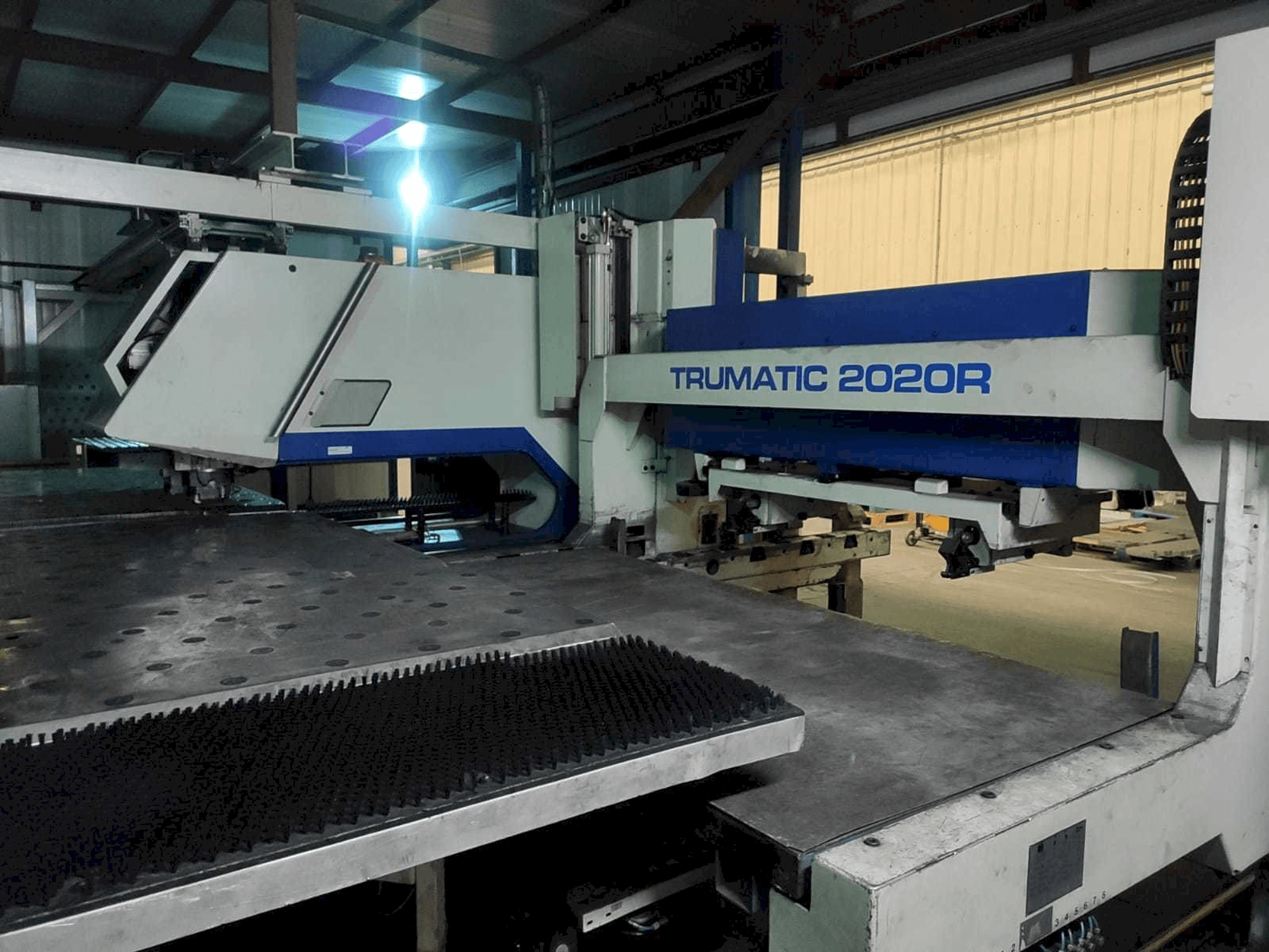 Vista frontal de la máquina Trumpf Trumatic 2020R