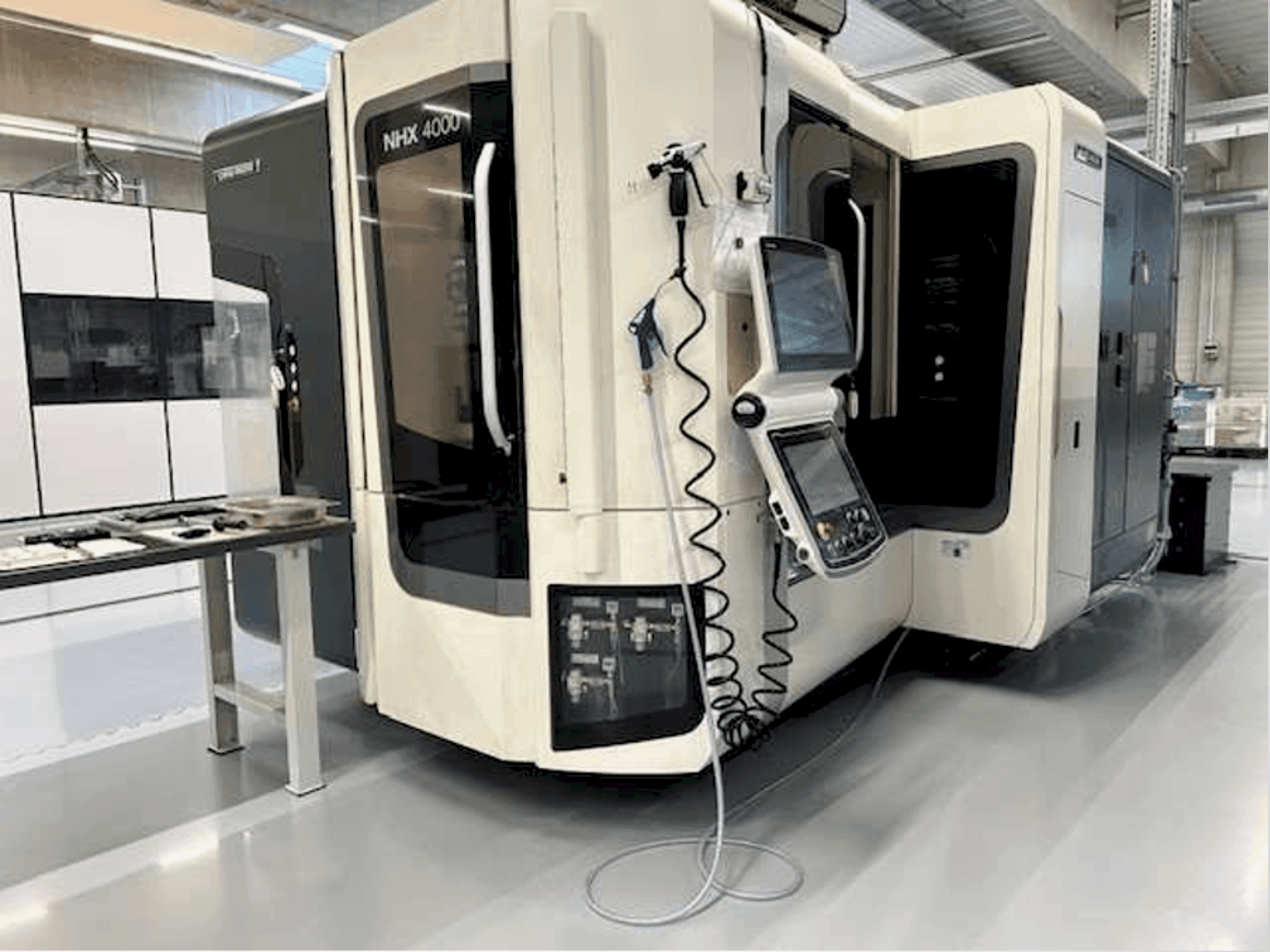 Vista frontal de la máquina DMG MORI NHX 4000