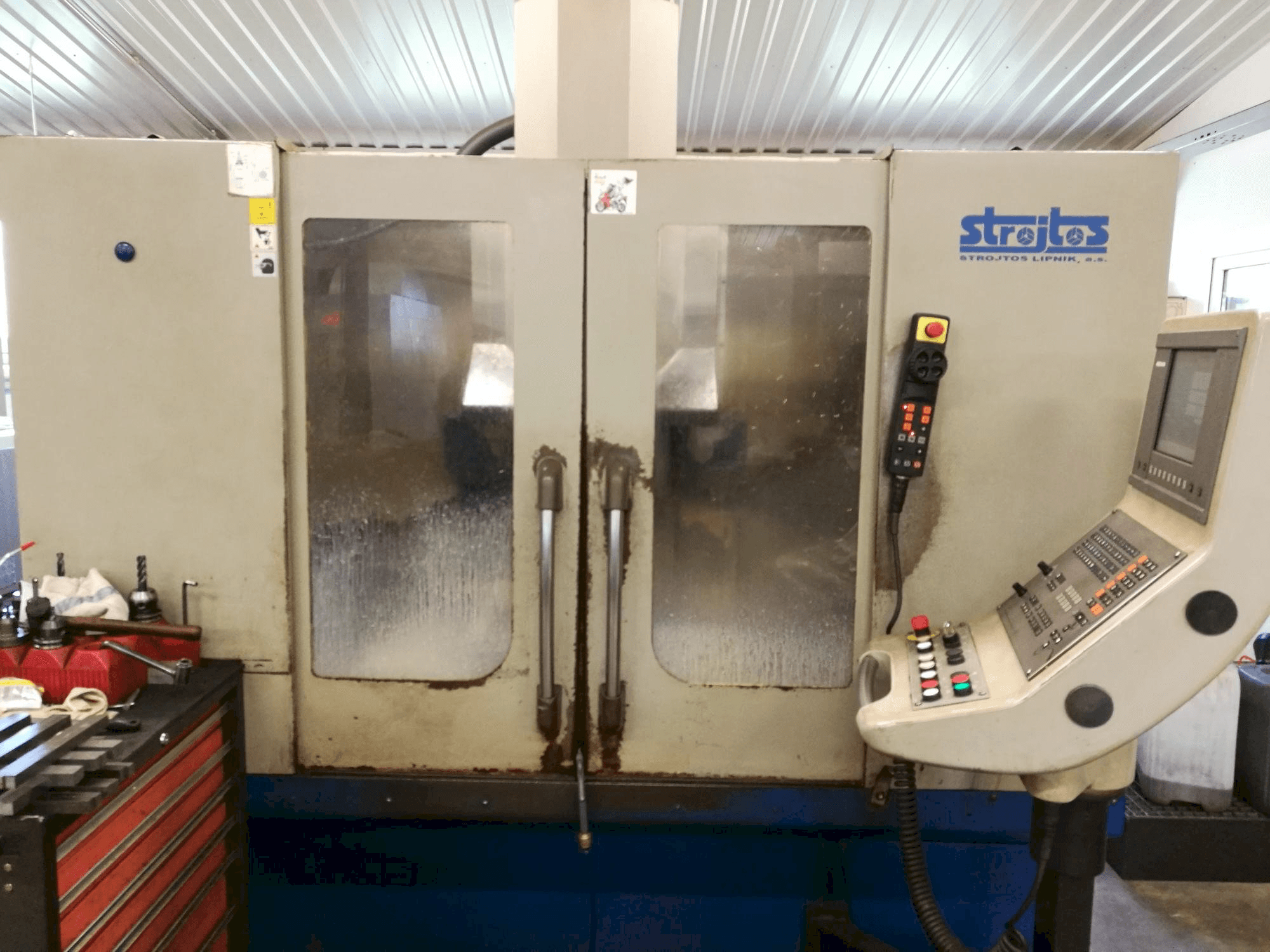 Vista frontal de la máquina Strojtos VMC 40/8