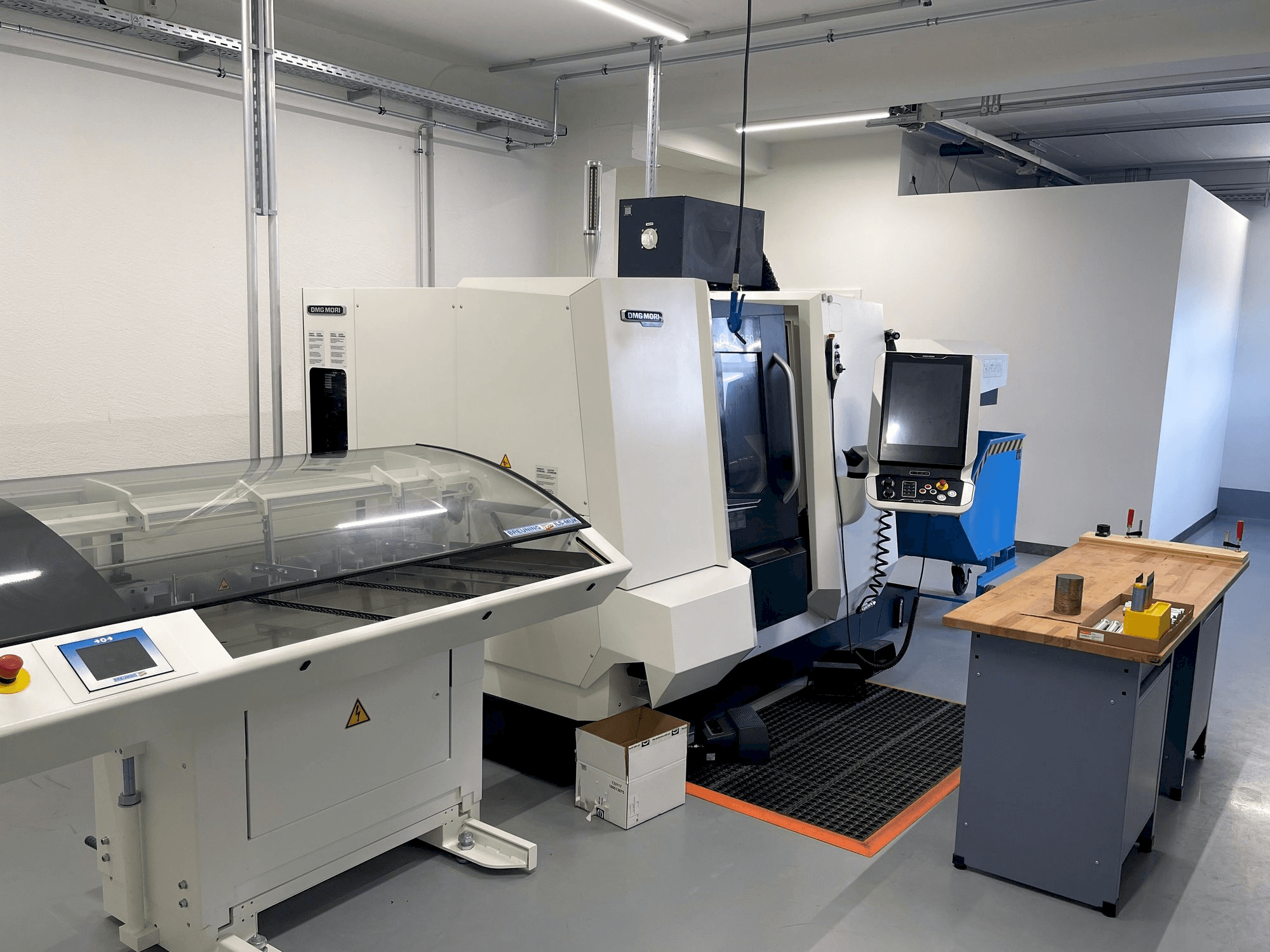 Vista frontal de la máquina DMG Mori Seiki CLX 350 V6