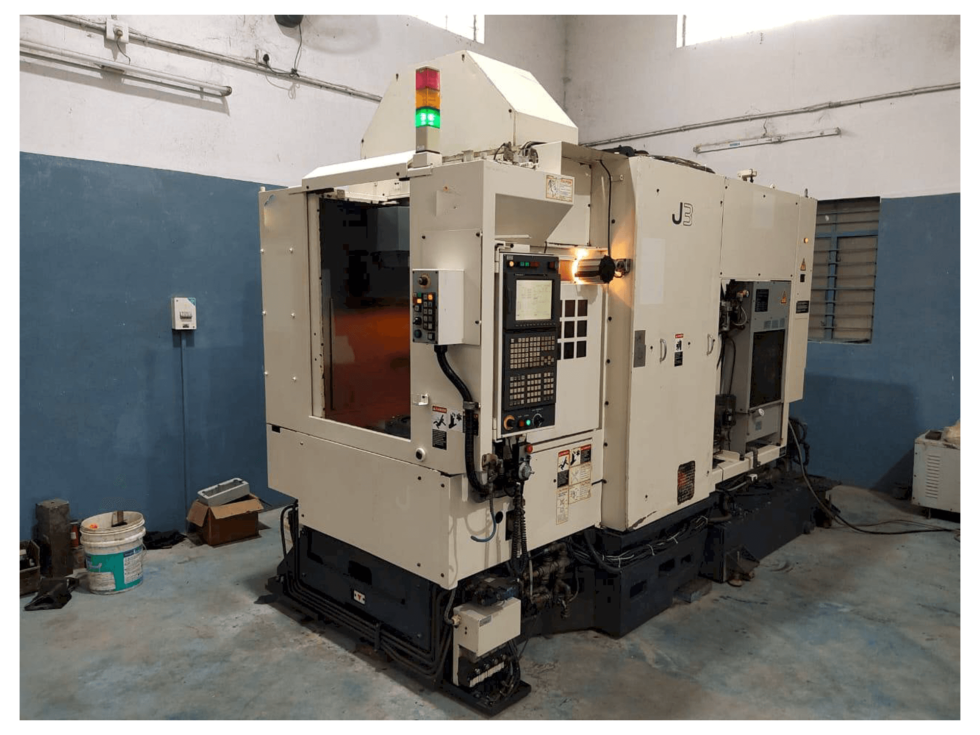Vista frontal de la máquina Makino J3