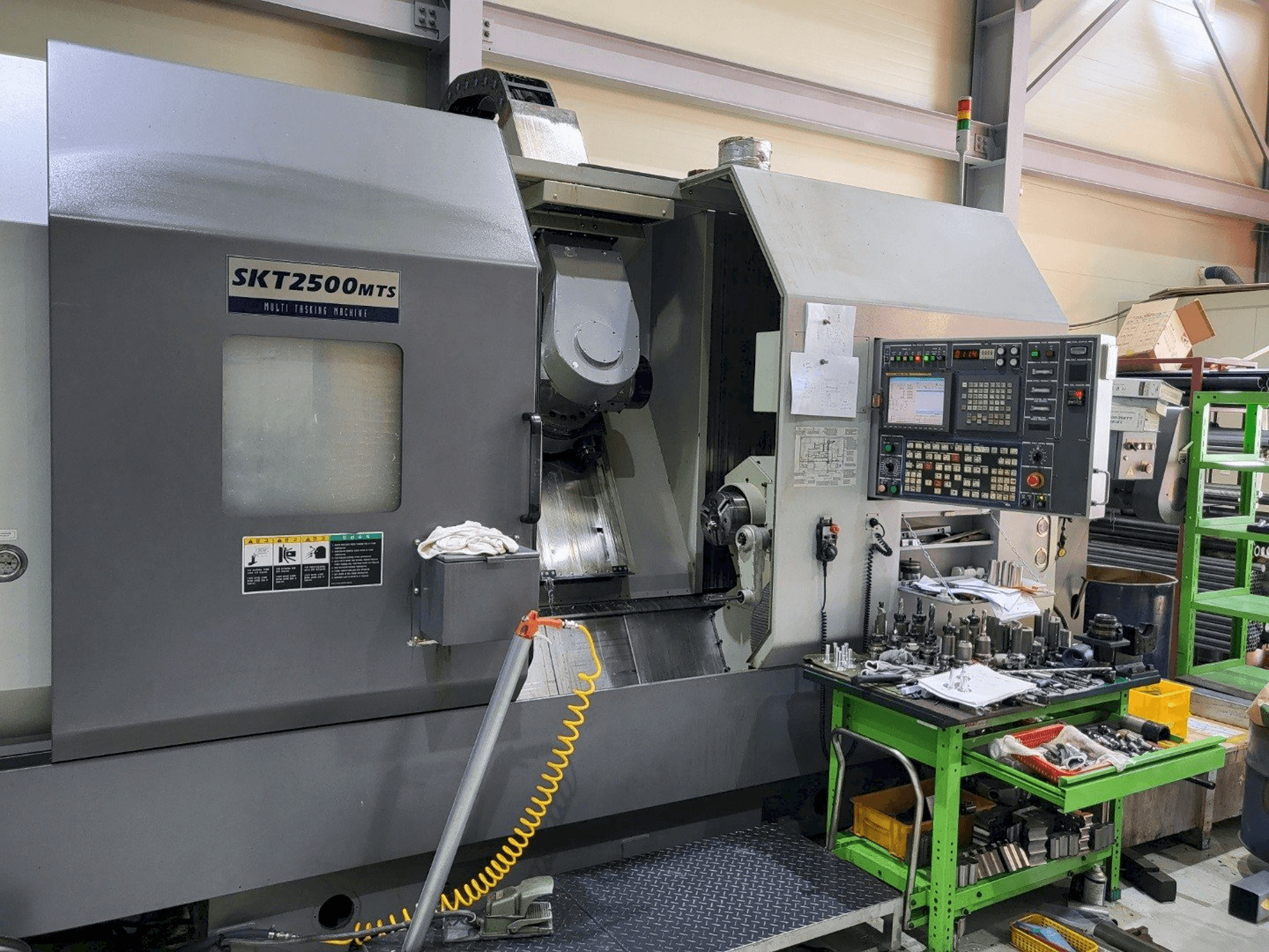 Vista frontal de la máquina Hyundai Wia SKT2500MTS