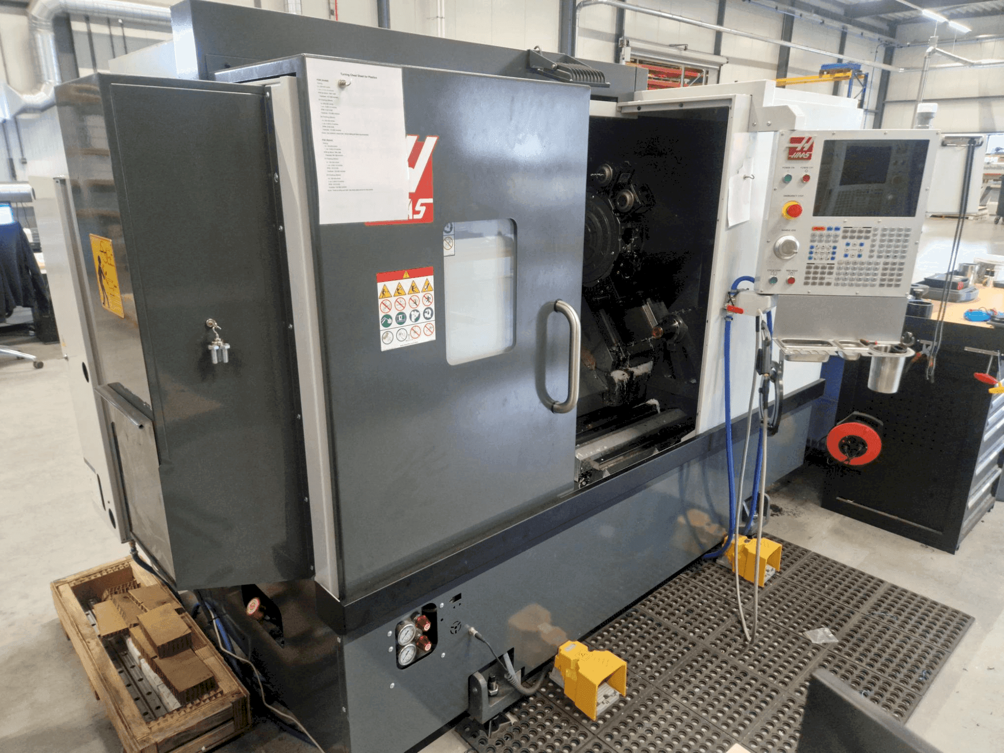 Vista frontal de la máquina HAAS ST-25Y