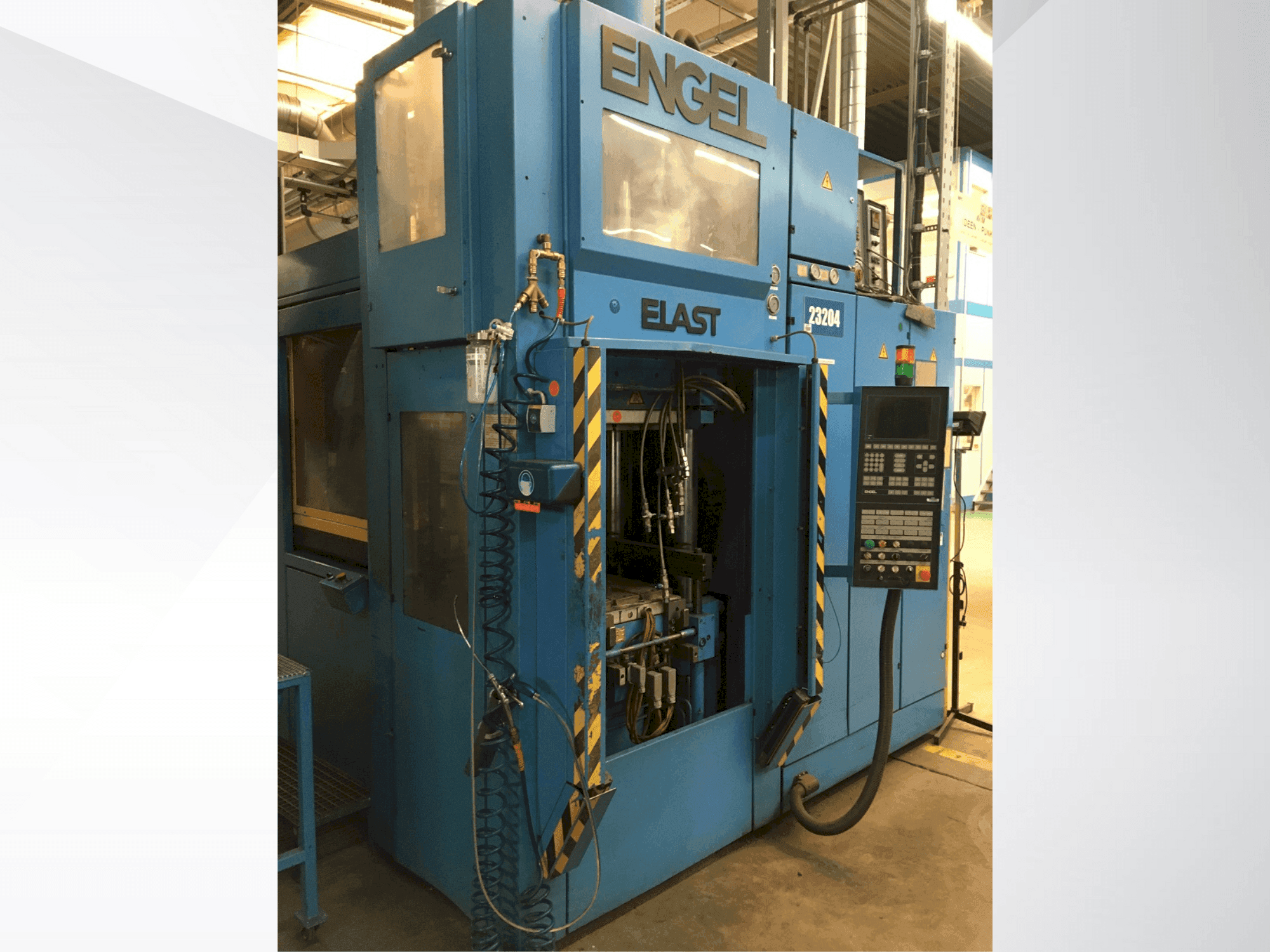 Vista frontal de la máquina Engel Elast 1500/250V