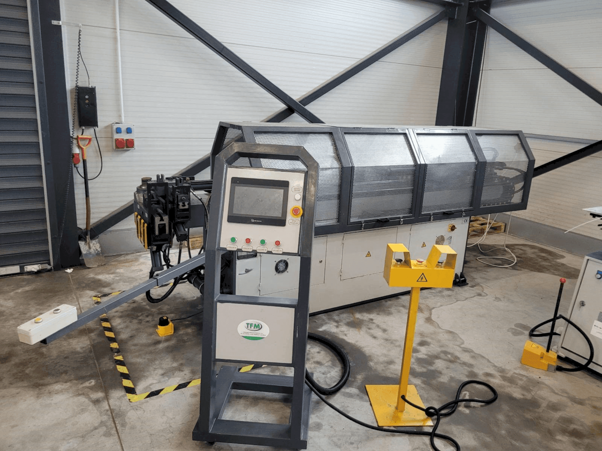 Vista frontal de la máquina TFM GM-SB-38CNC- 2A1S