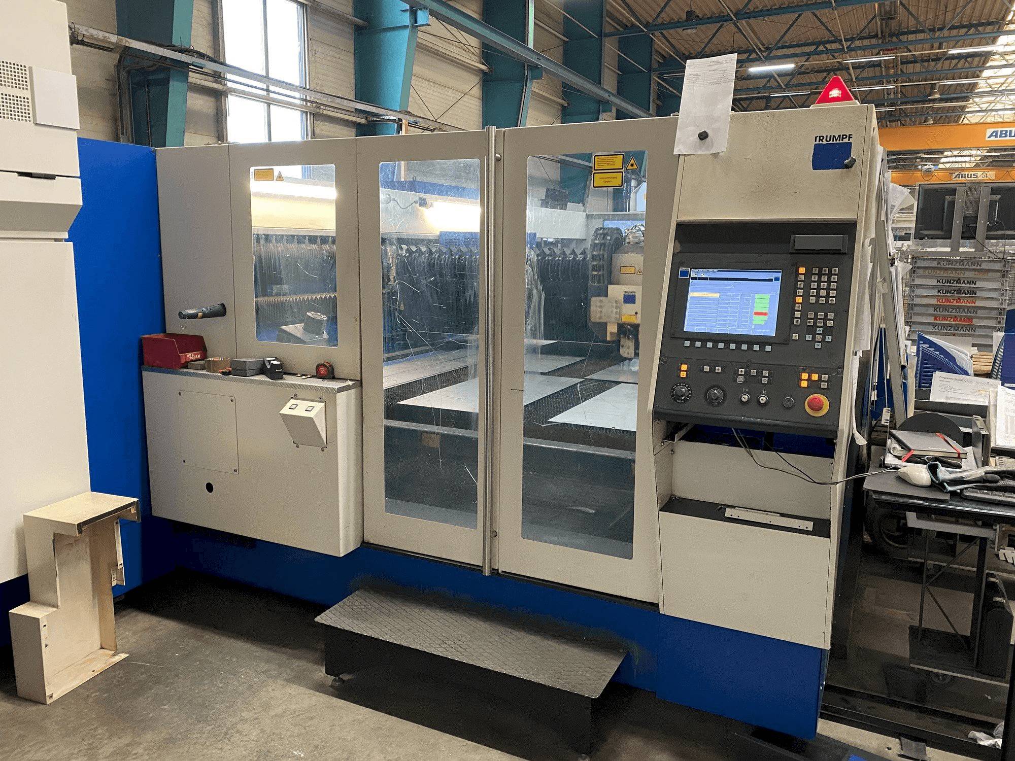 Vista frontal de la máquina Trumpf laser 5040