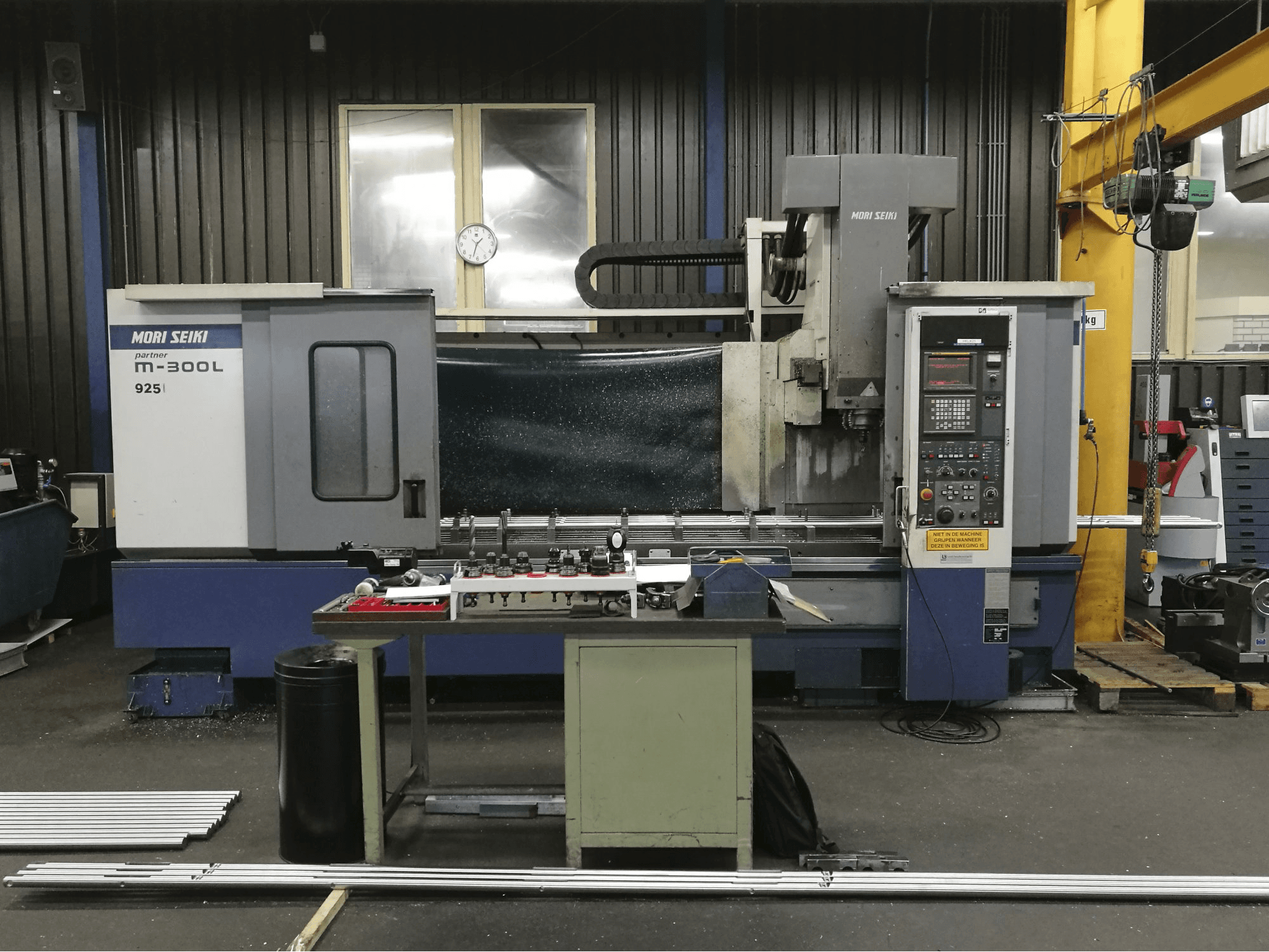 Vista frontal de la máquina MORI SEIKI M-300L2
