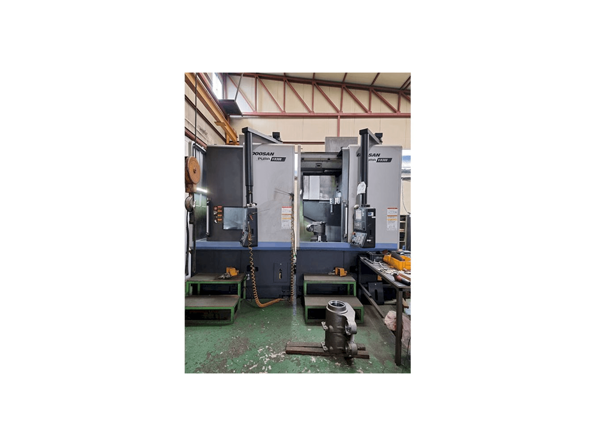 Vista frontal de la máquina Doosan Puma V8300