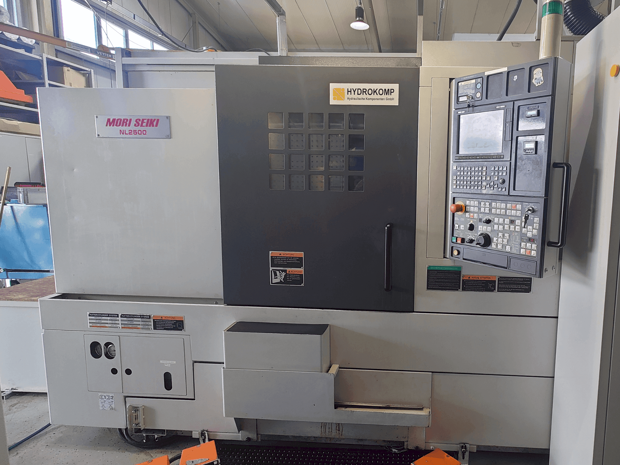 Vista frontal de la máquina DMG Mori Seiki NL2500SY/700