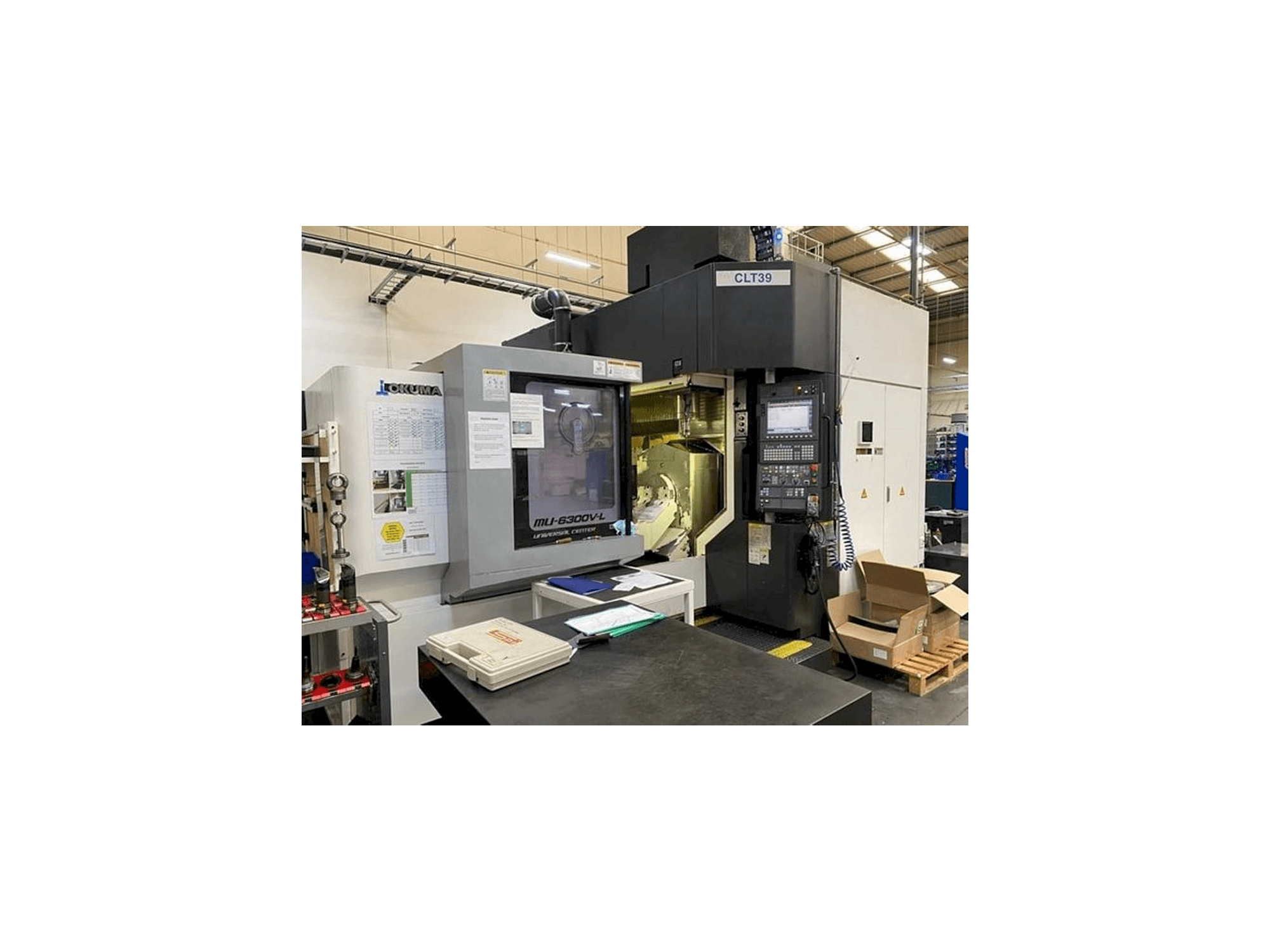 Vista frontal de la máquina Okuma MU 6300V-L