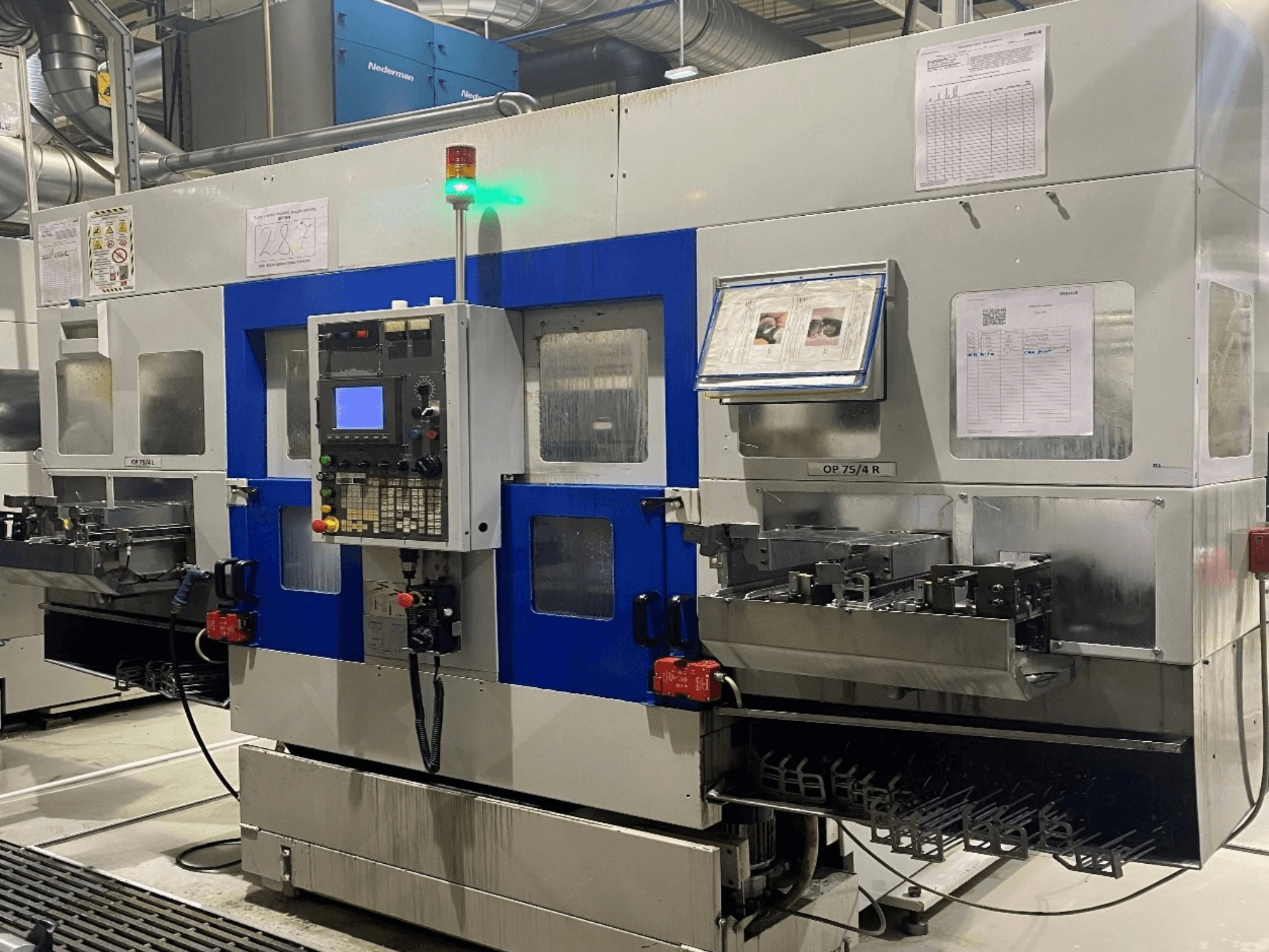Vista frontal de un torno horizontal MURATA MZ60 en la que se aprecian el panel de control, los indicadores y el portaherramientas.