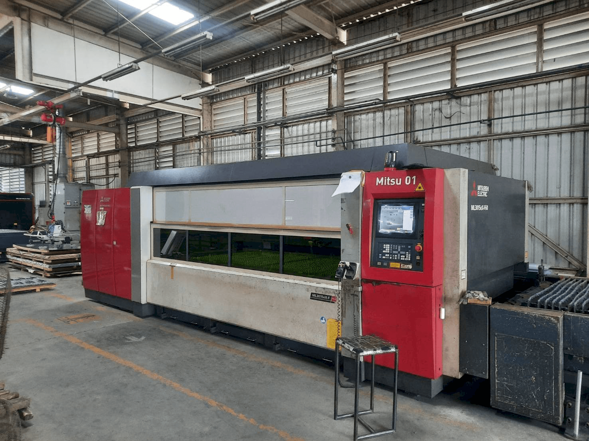 Vista frontal de la máquina Mitsubishi ML3015eX F60