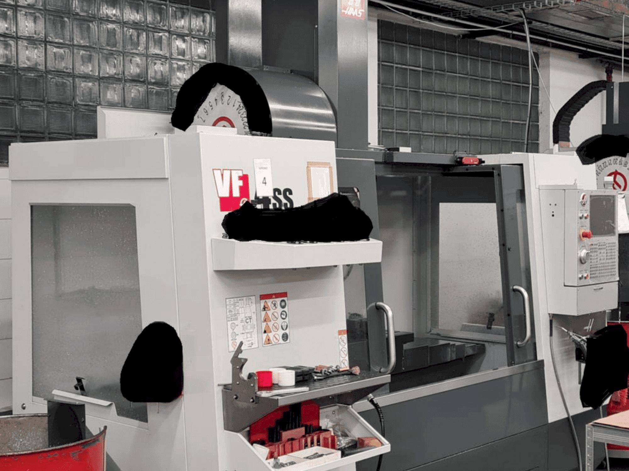 Vista frontal de la máquina HAAS VF-4SS