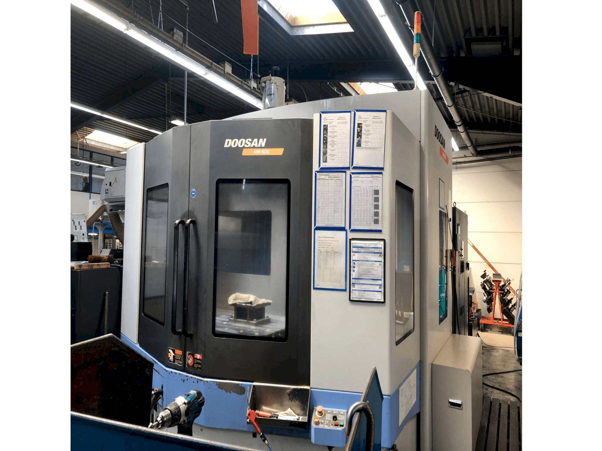 Vista frontal de la máquina Doosan HM 800