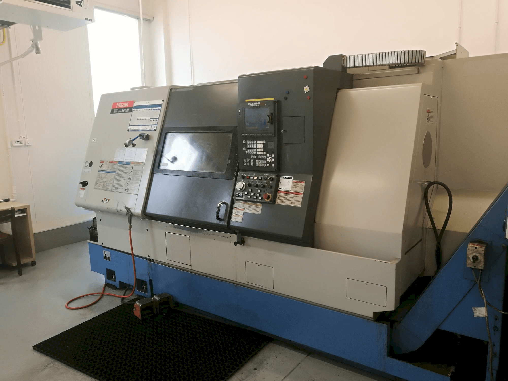 Vista frontal de la máquina Mazak SQT-300M