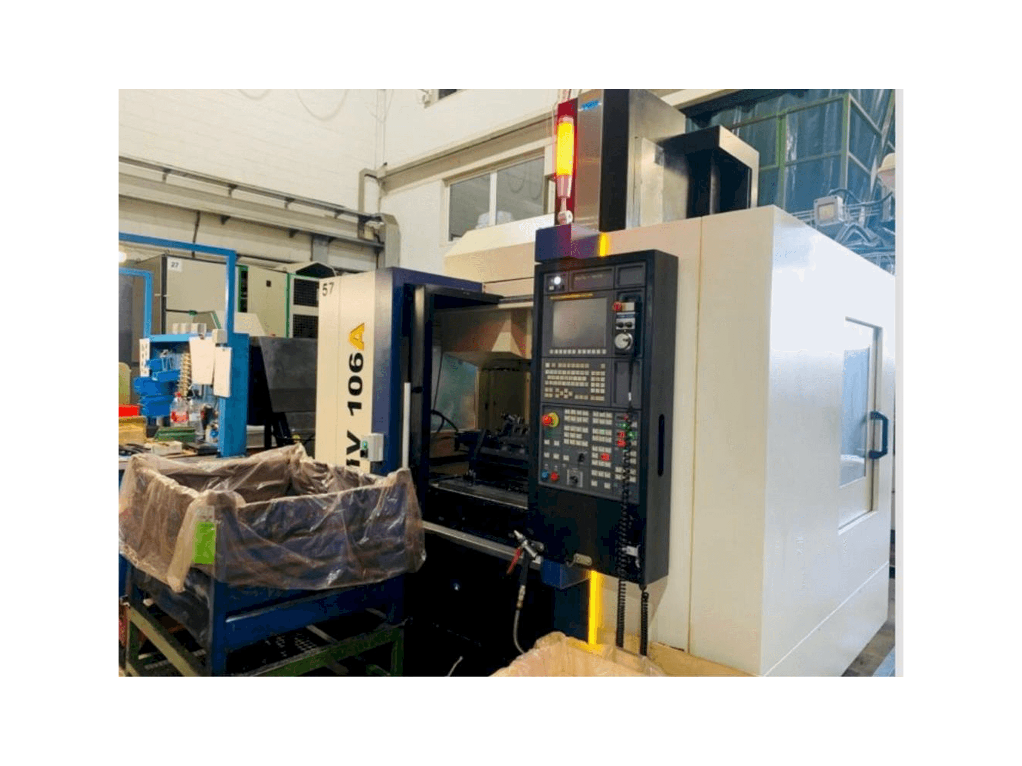 Vista frontal de la máquina YCM NMV106A