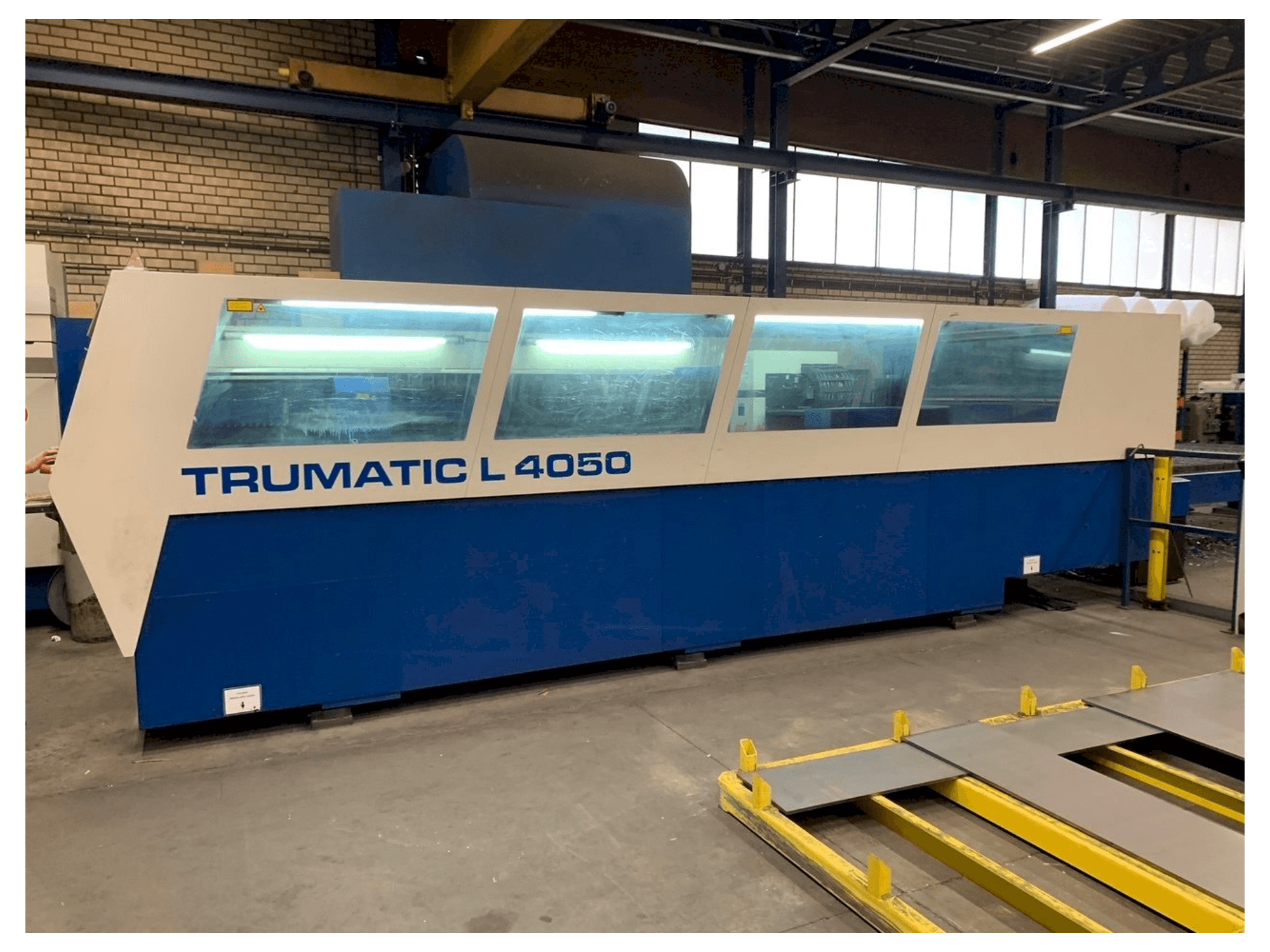 Vista frontal de la máquina Trumpf Trumatic L4050 5kW CO2 + Liftmaster