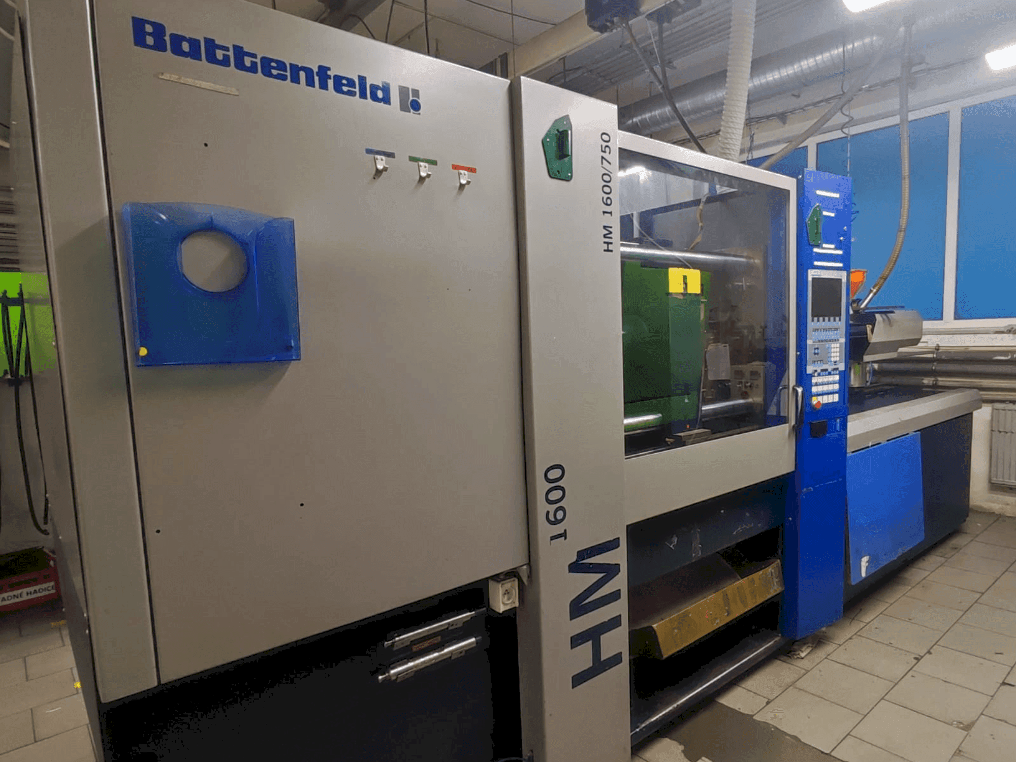 Vista frontal de la máquina Battenfeld HM 1600/750
