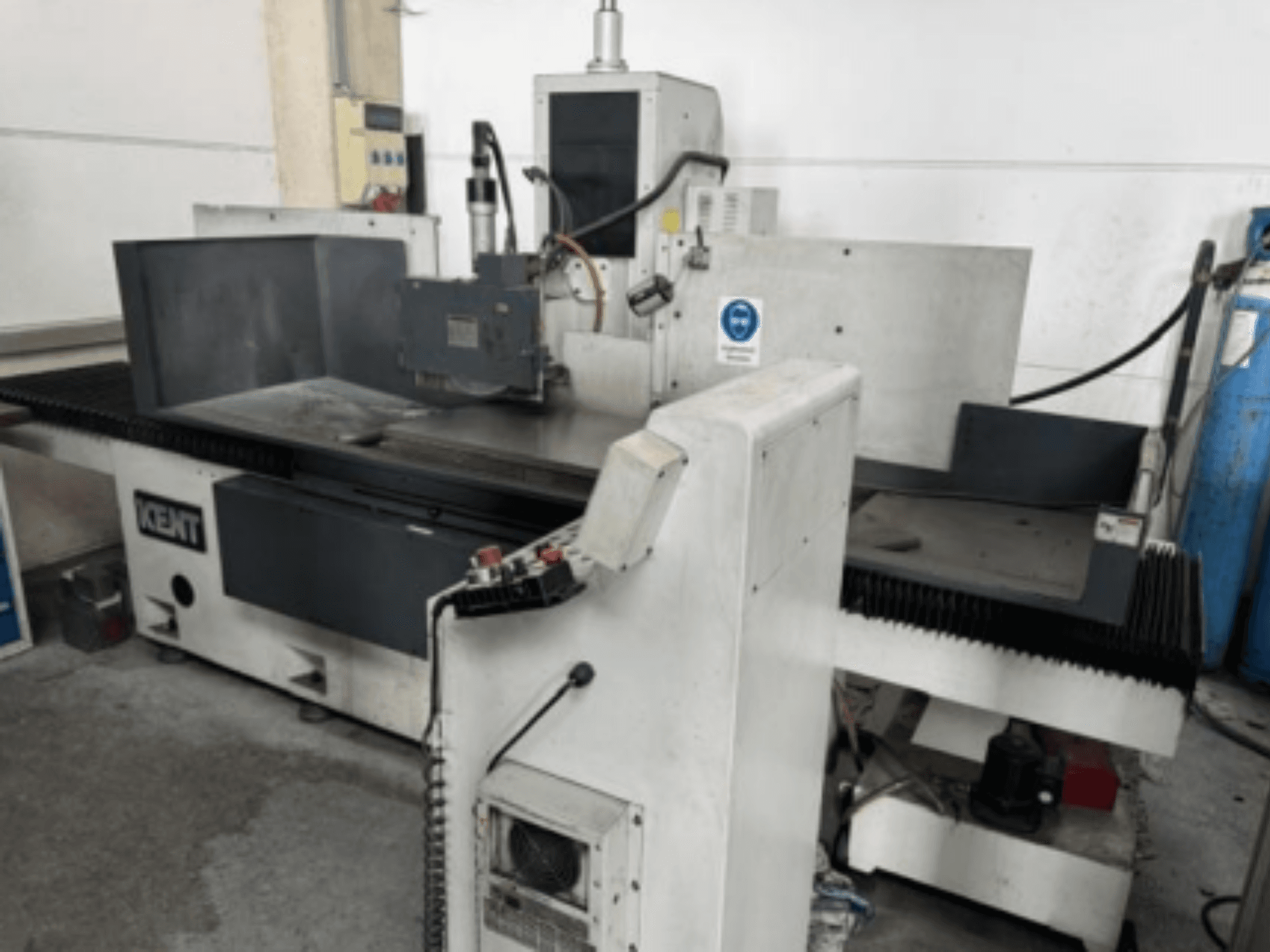 Rectificadora plana Kent KOS-510V.MA2 vista de frente, en la que se aprecian el panel de control y la zona de rectificado.