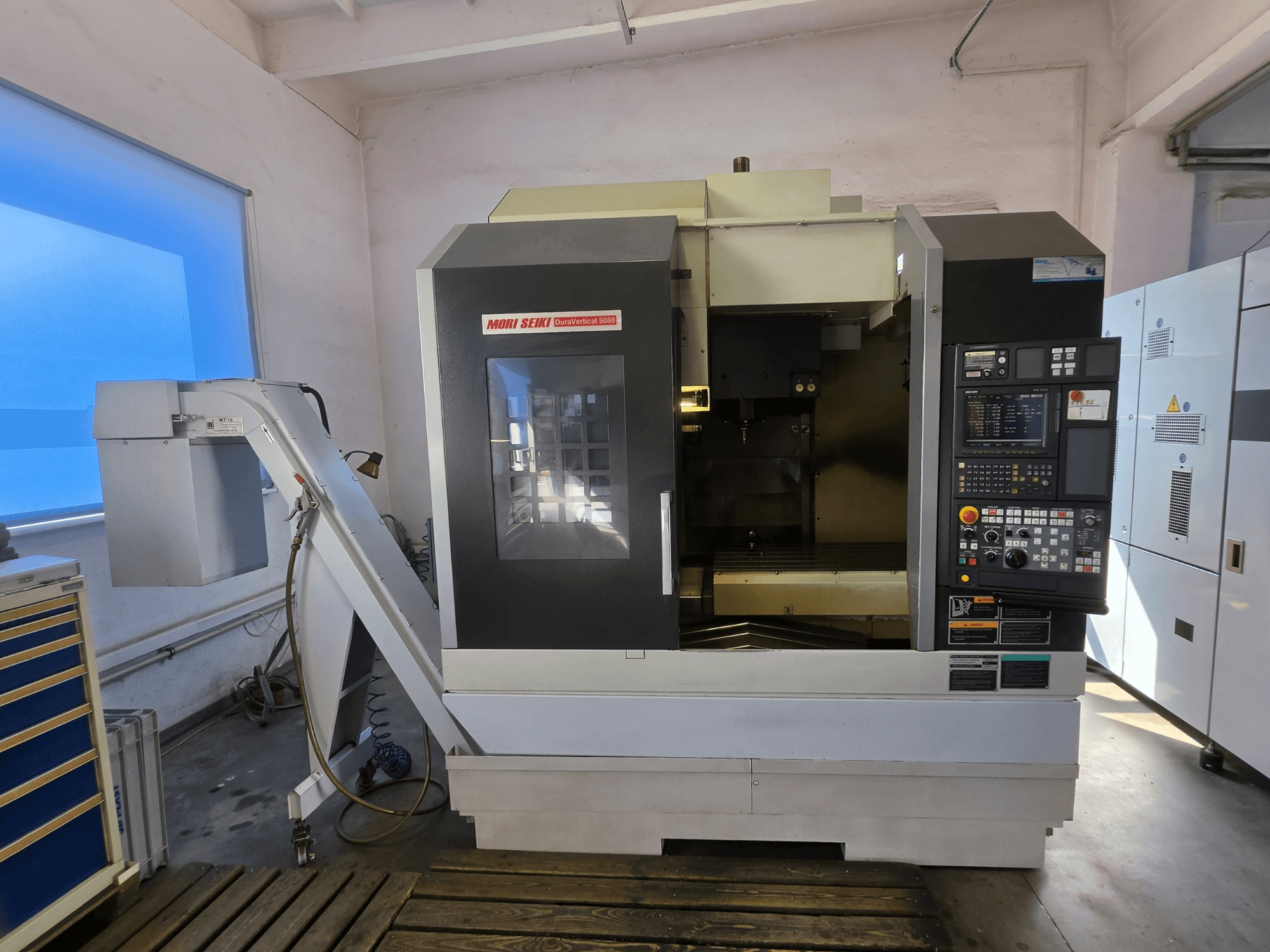 Centro de mecanizado vertical MORI SEIKI DuraVertical 5080, vista frontal en la que se aprecian el panel de control, el husillo y el portaherramientas.