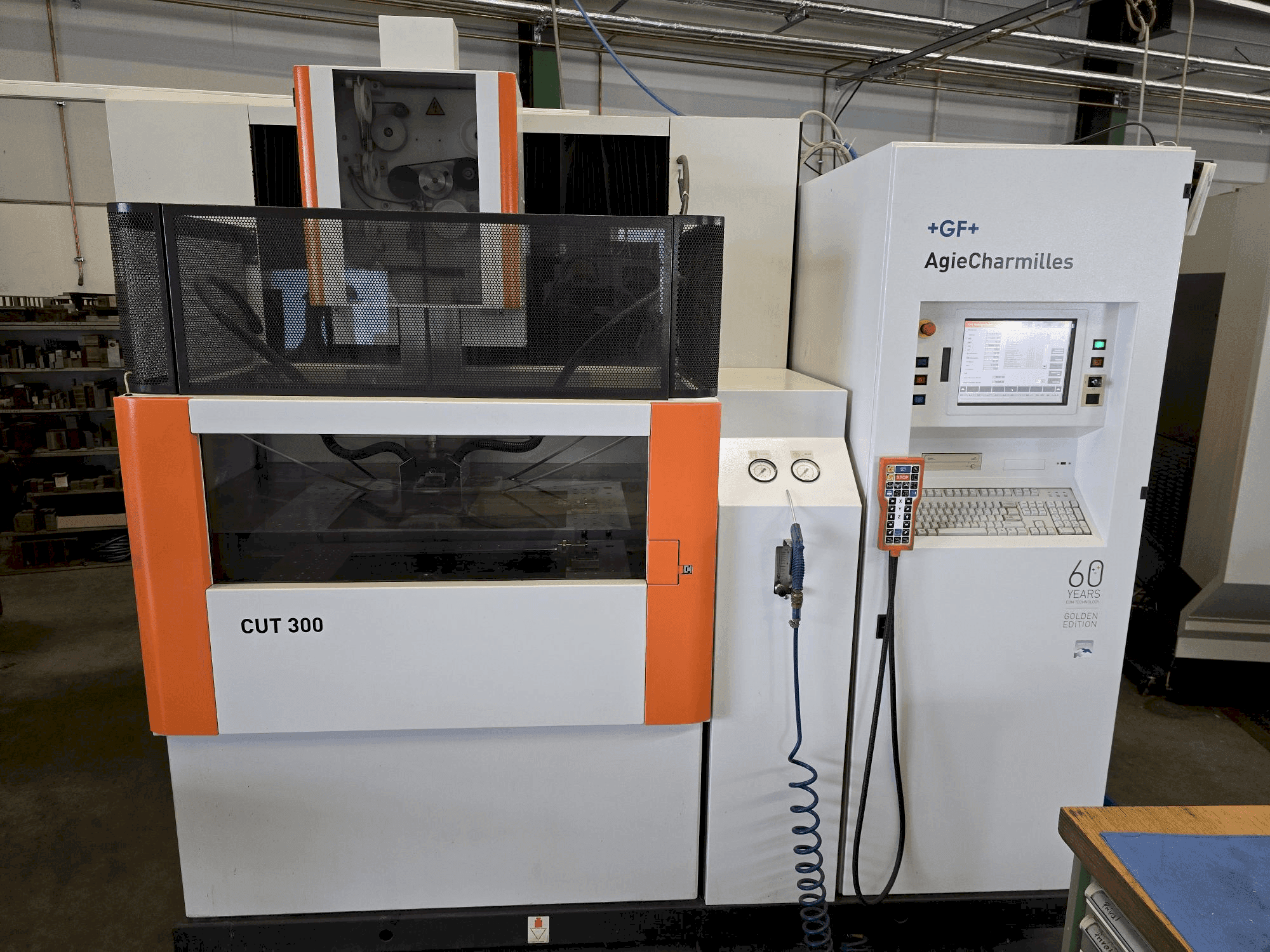 Vista frontal de la máquina AgieCharmilles CUT 300