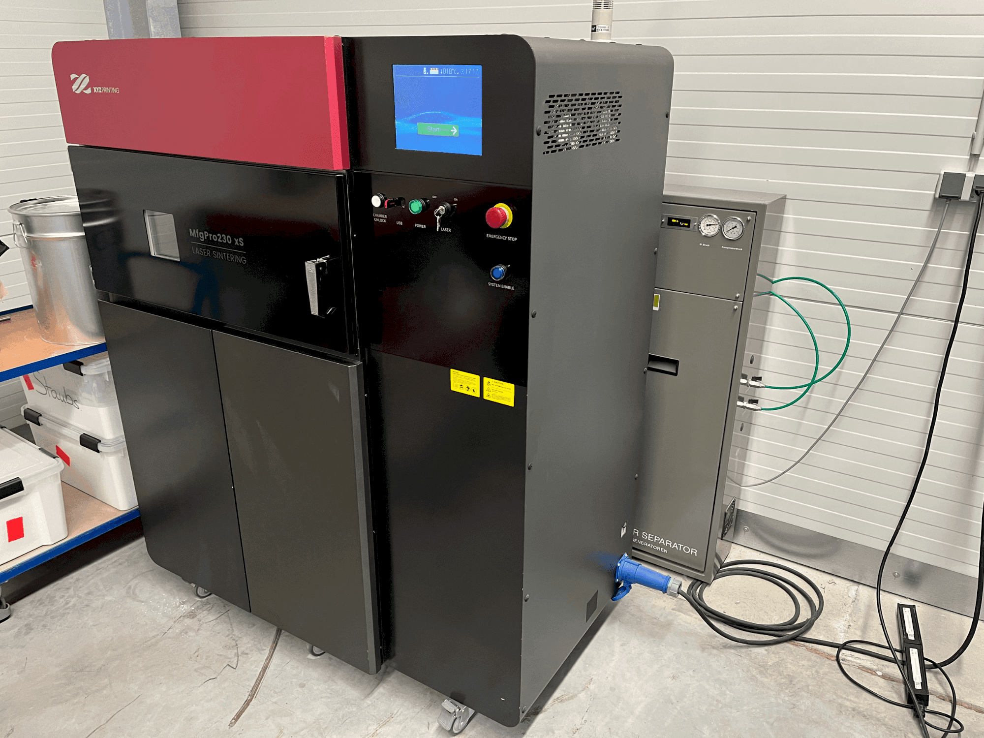 Vista frontal de la máquina XYZ MfgPro230 xS (2022)
