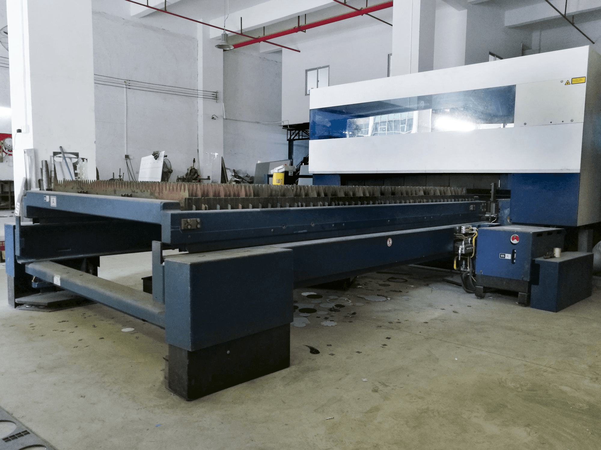 Mesa de trabajo vista derecha de la máquina Trumpf TruLaser 3030
