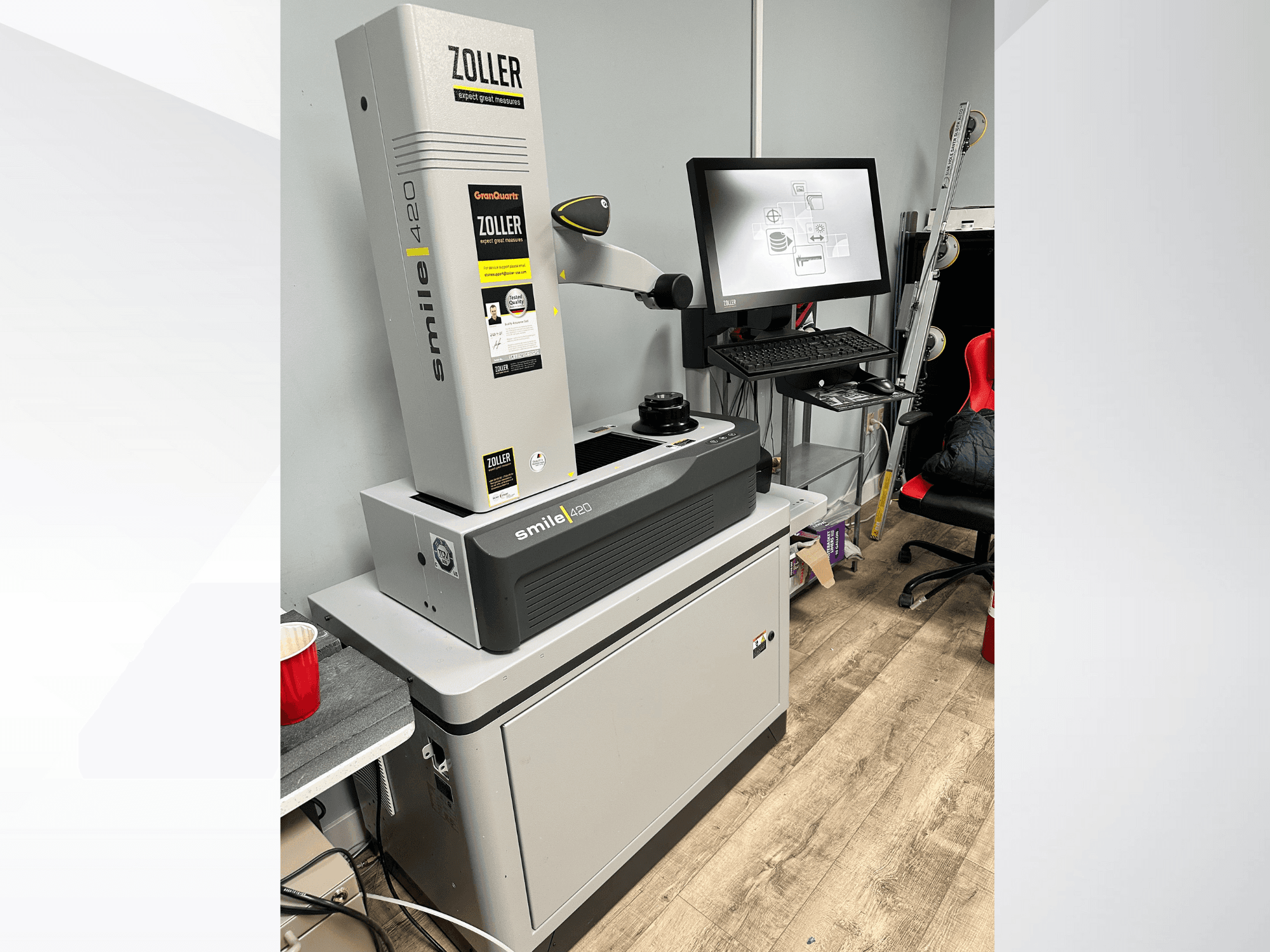 Zoller Smile 420, una máquina de medición digital, mostrada de frente con un monitor y un espacio de trabajo al fondo.