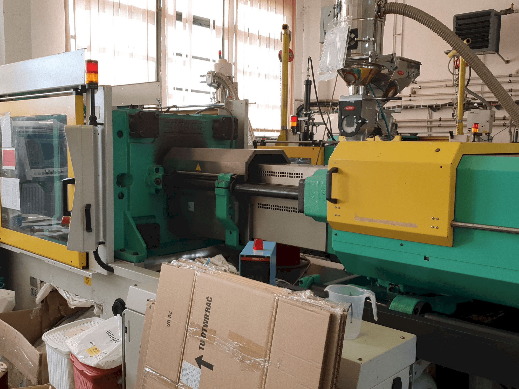 Vista frontal de la máquina Arburg 570C 2200 - 1300