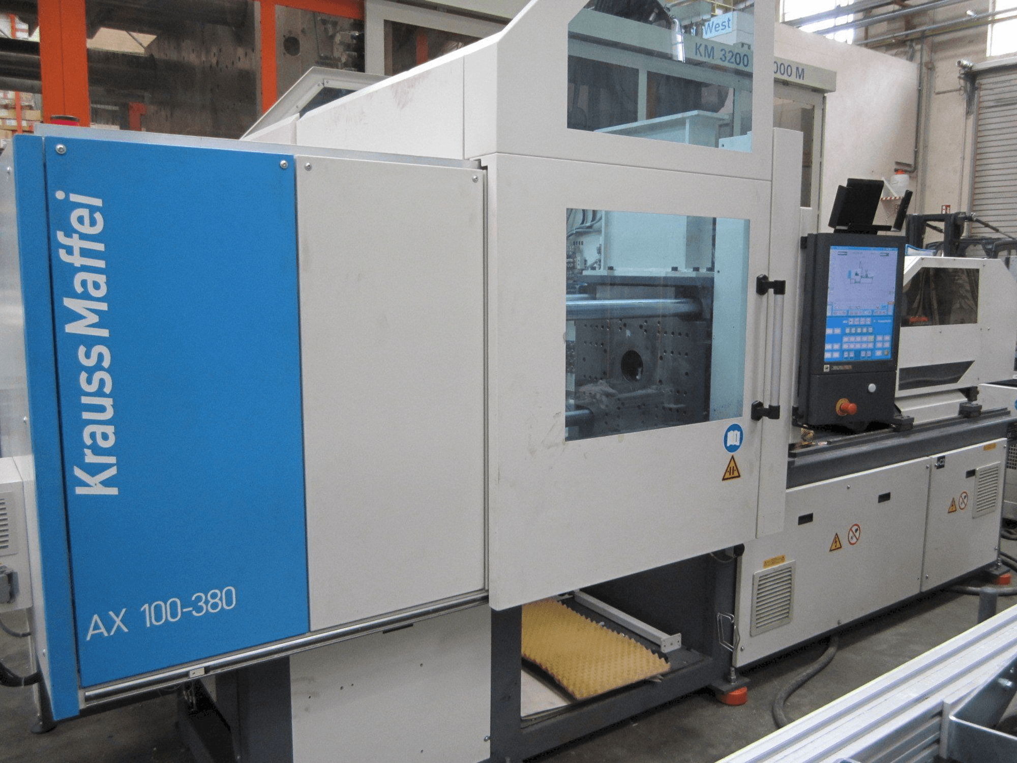 Vista frontal de la máquina Krauss Maffei 100-380 AX