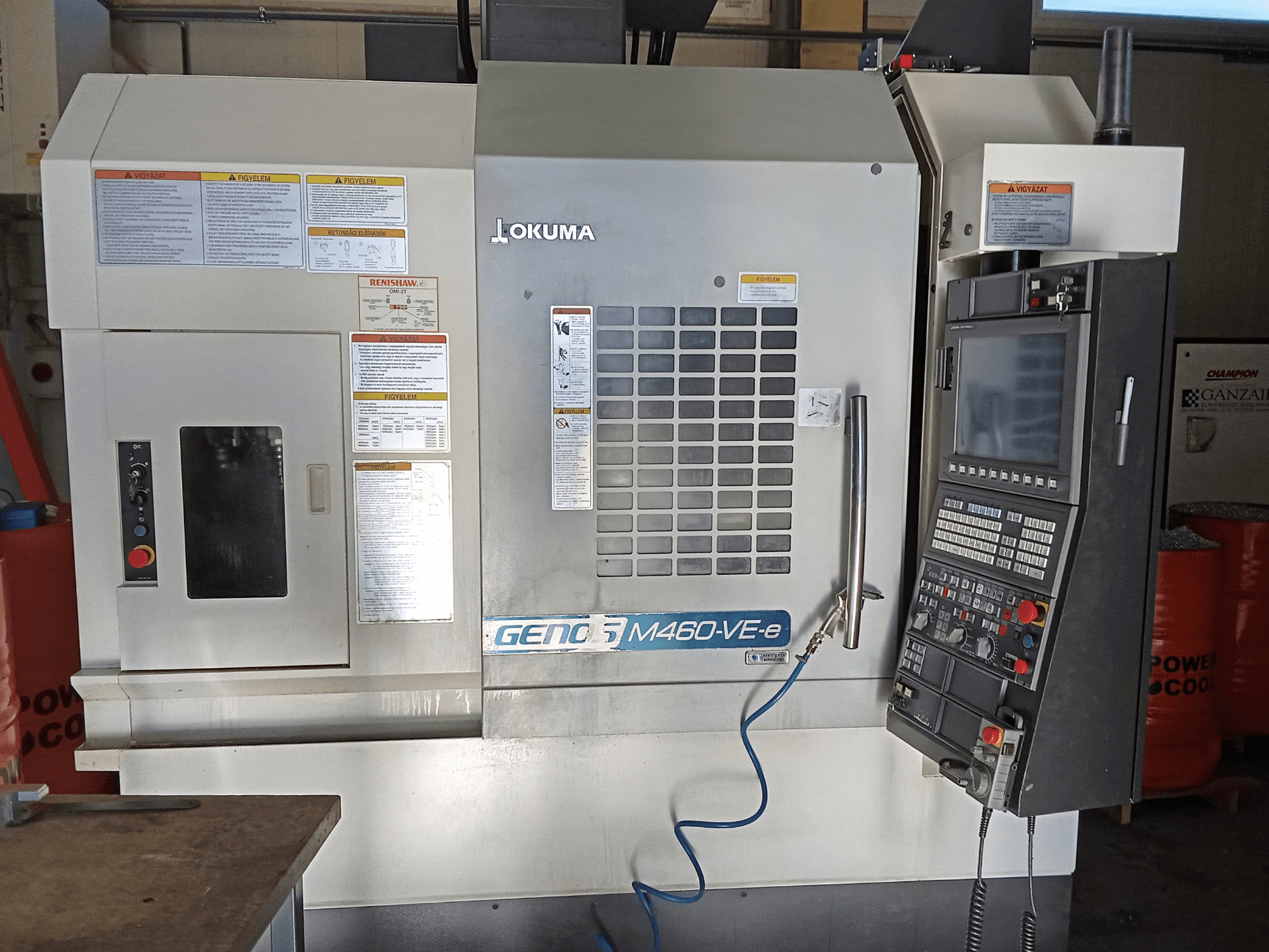 Centro de mecanizado vertical Okuma M460R-VE, vista frontal, mostrando el panel de control y los detalles de la interfaz operativa.