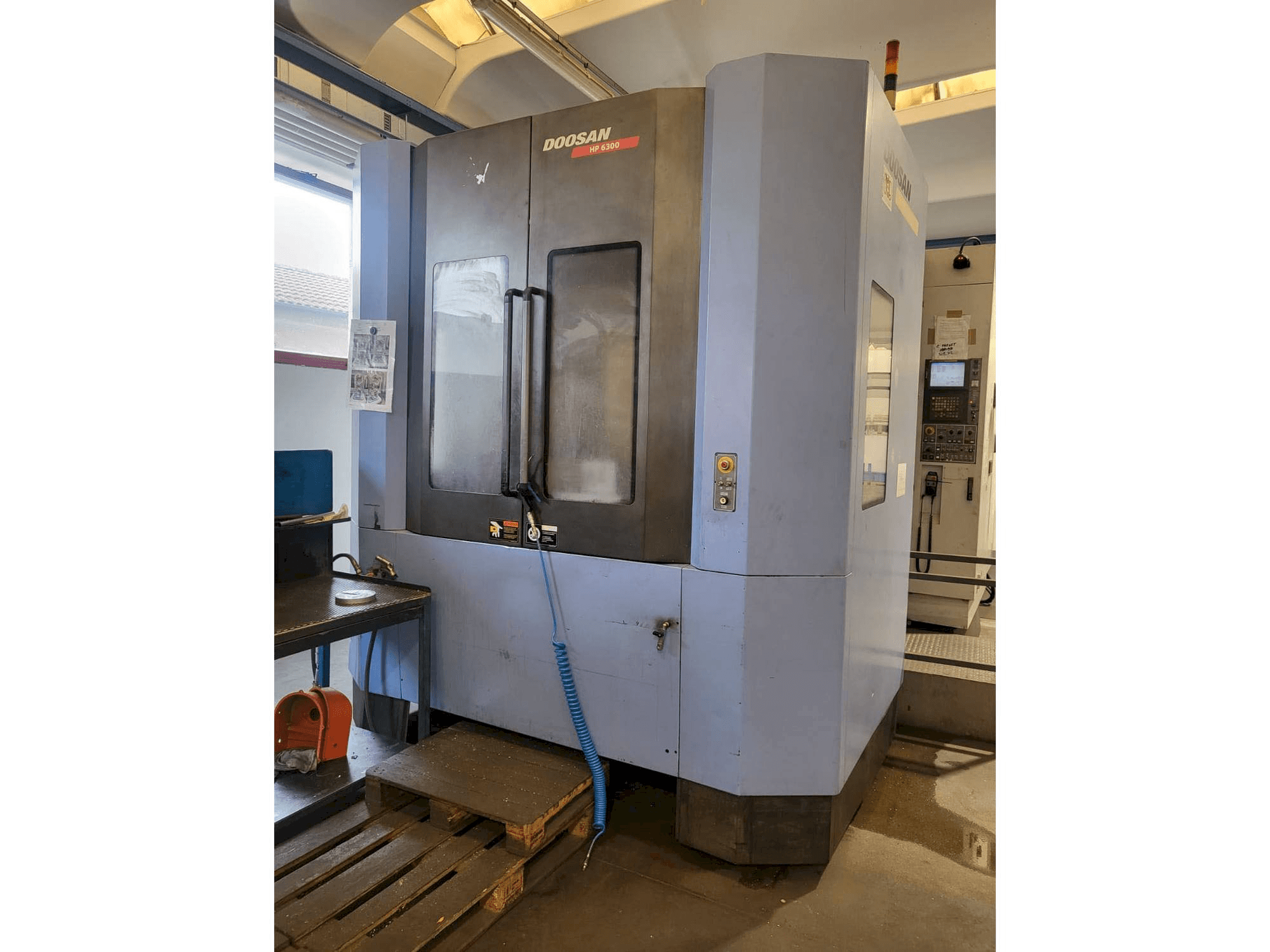 Vista frontal de la máquina Doosan HP 6300