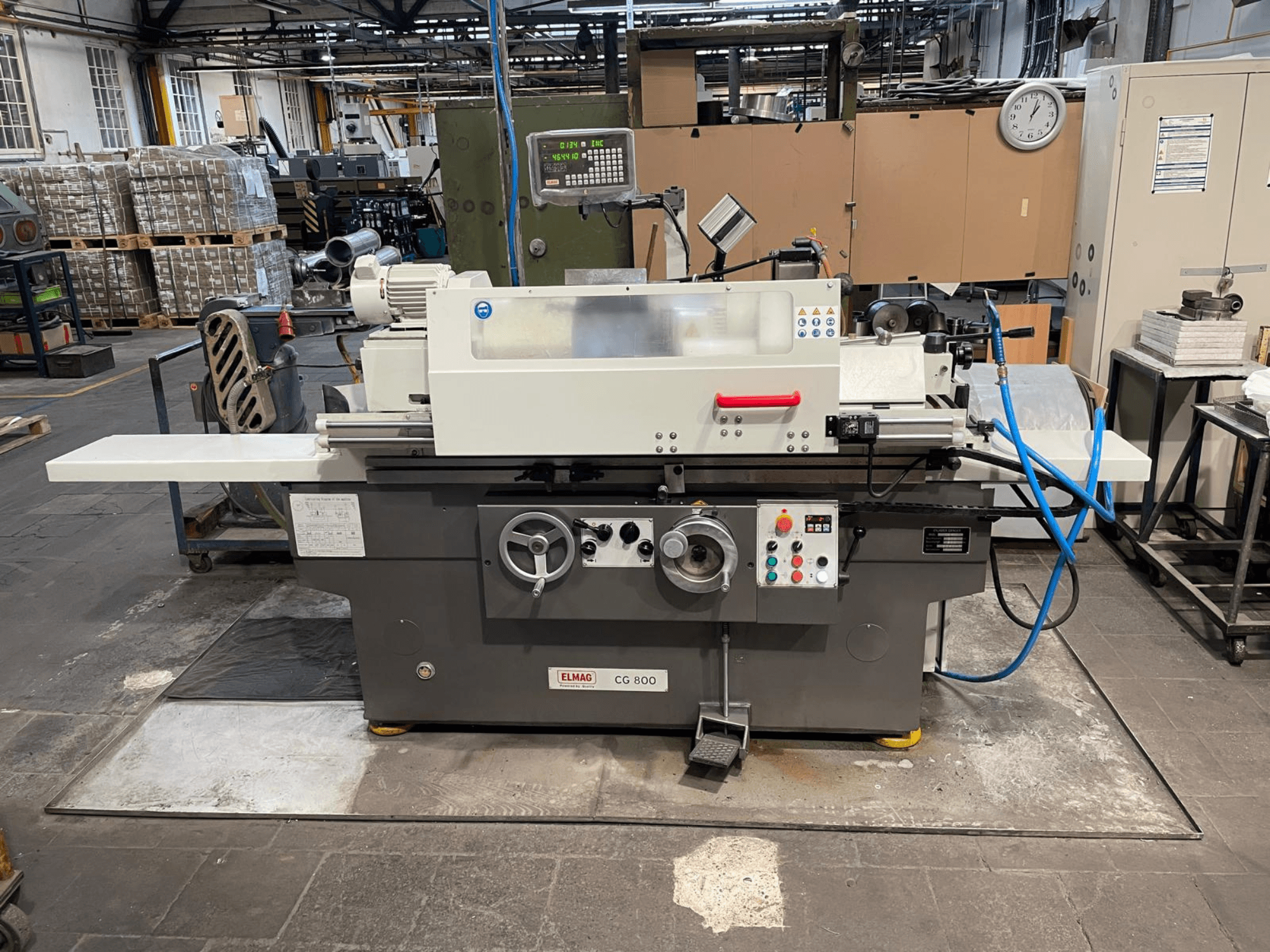 Rectificadora cilíndrica ELMAG CG 800, vista frontal, con panel de control, muela abrasiva y superficie de trabajo.