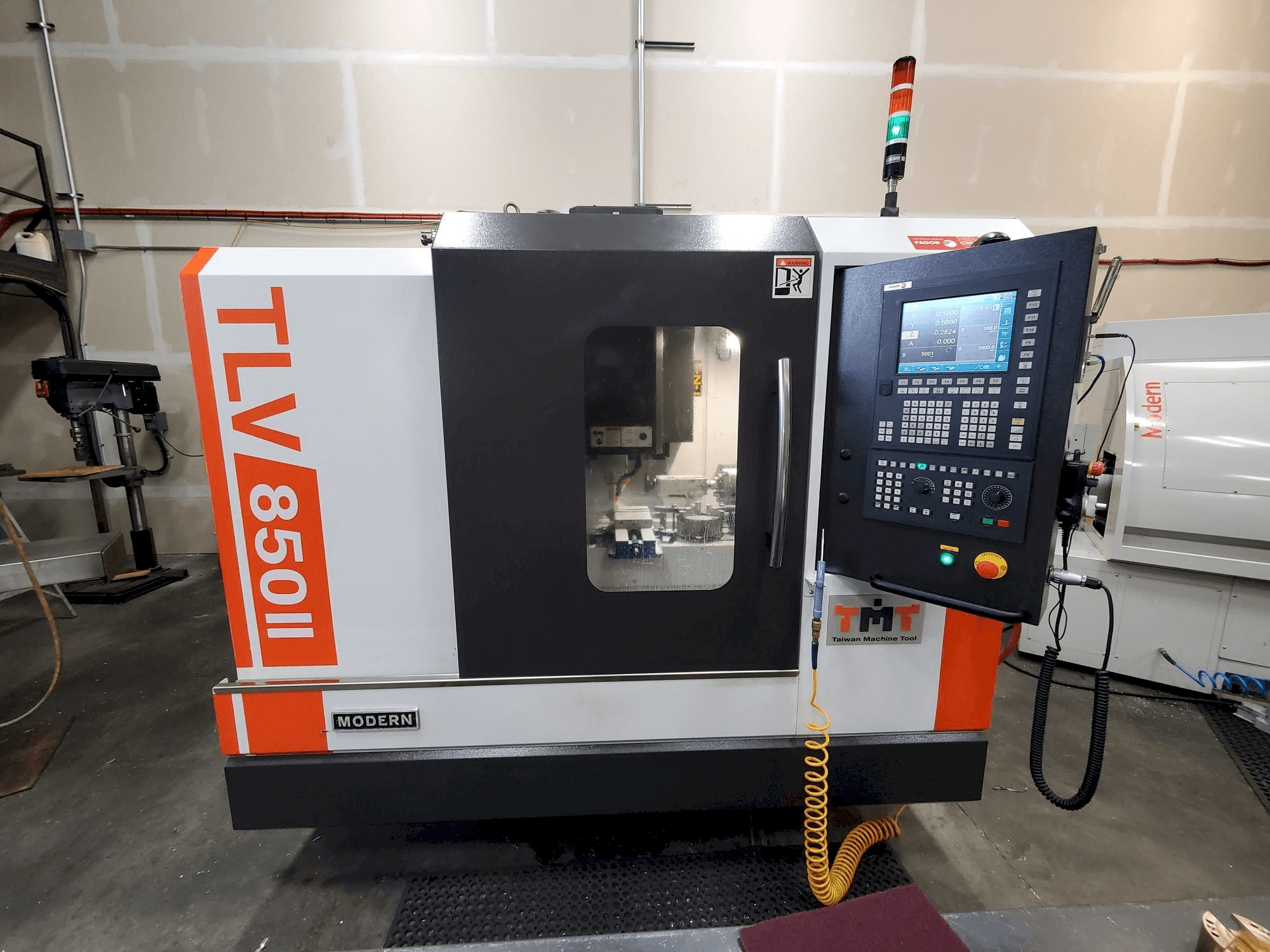 Vista frontal de la máquina Modern TLV-85011