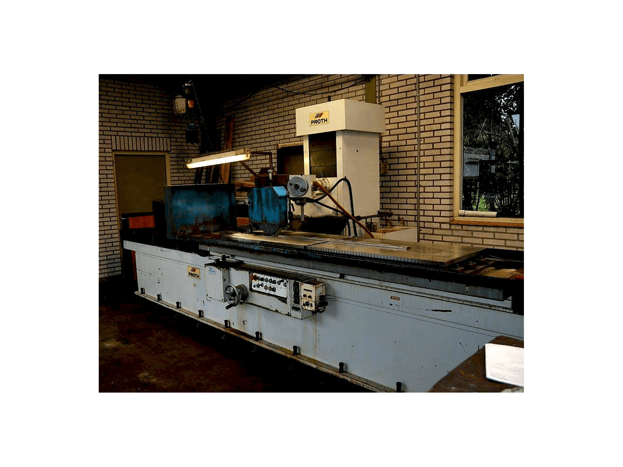 Vista derecha de la máquina Proth PSGC-60220AHR