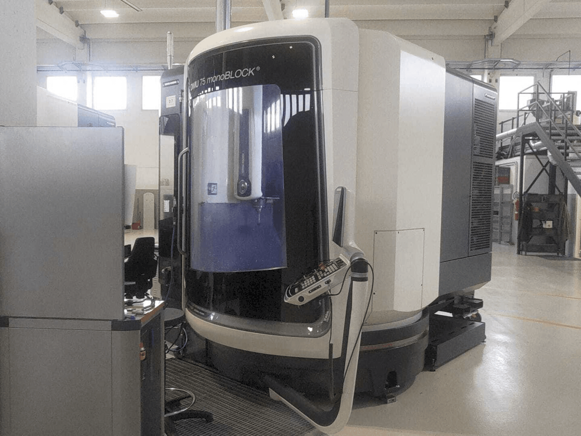 Vista frontal de la máquina DMG MORI DMU 75 monoBLOCK