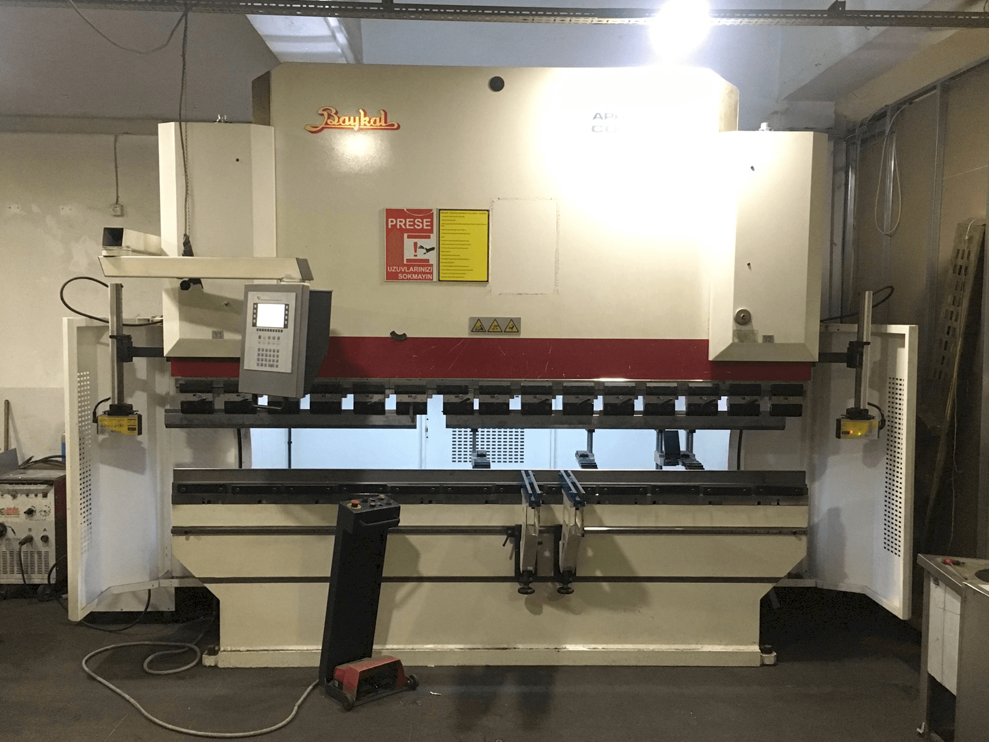 Vista frontal de la máquina Baykal APHS 31120