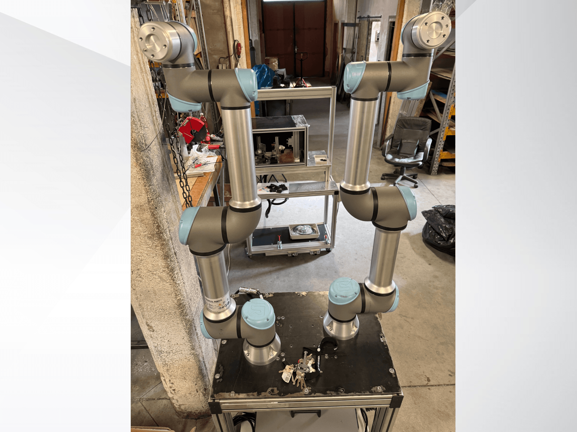 Brazo robótico UR5e de Universal Robots visto desde arriba, en el que se aprecia su estructura de aluminio con múltiples articulaciones y sus articulaciones de color gris azulado.