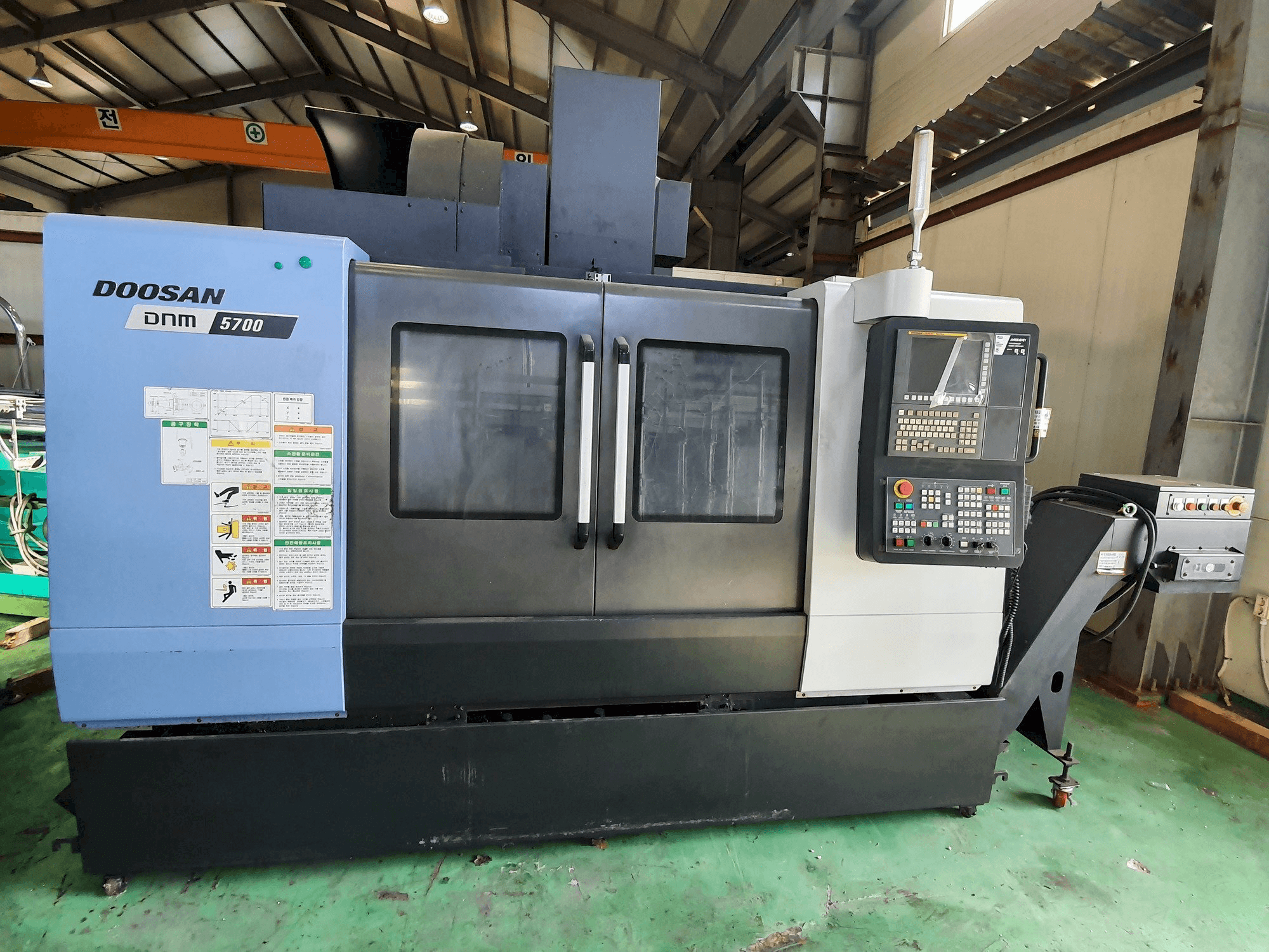 Vista frontal de la máquina Doosan DNM5700