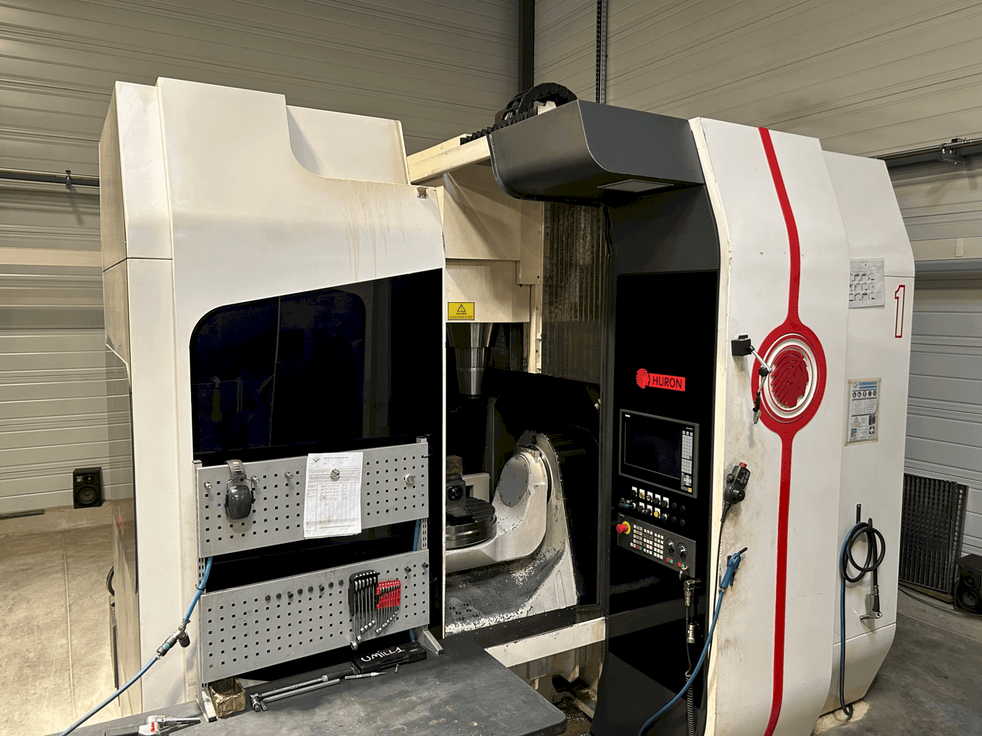 Vista frontal de la máquina Huron UMILL 6