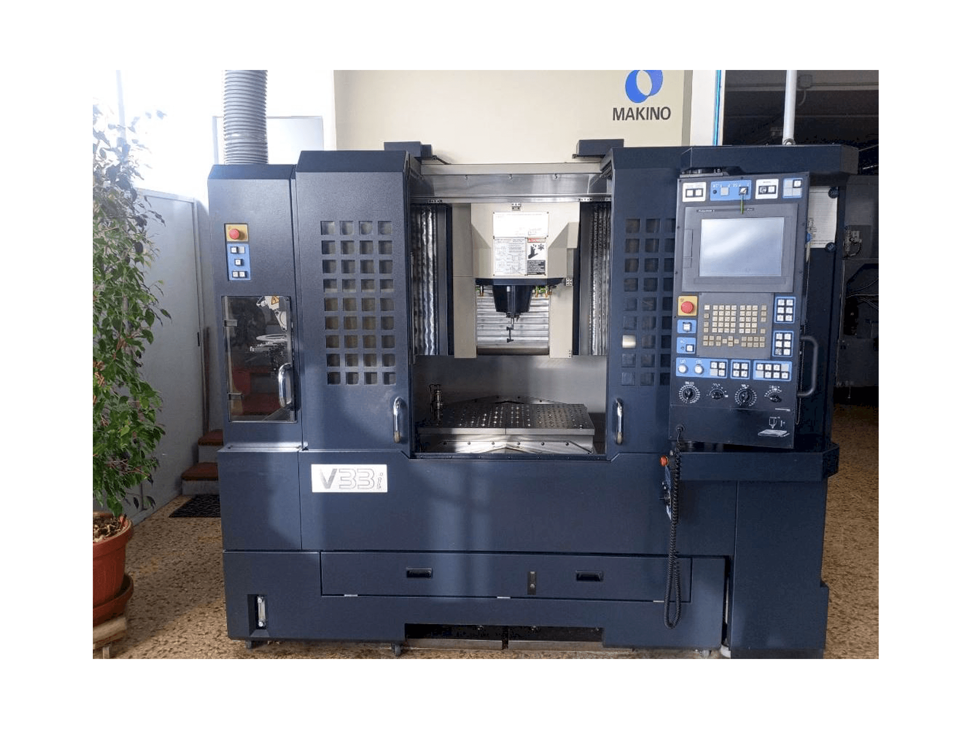 Vista frontal de la máquina Makino V33i A15F