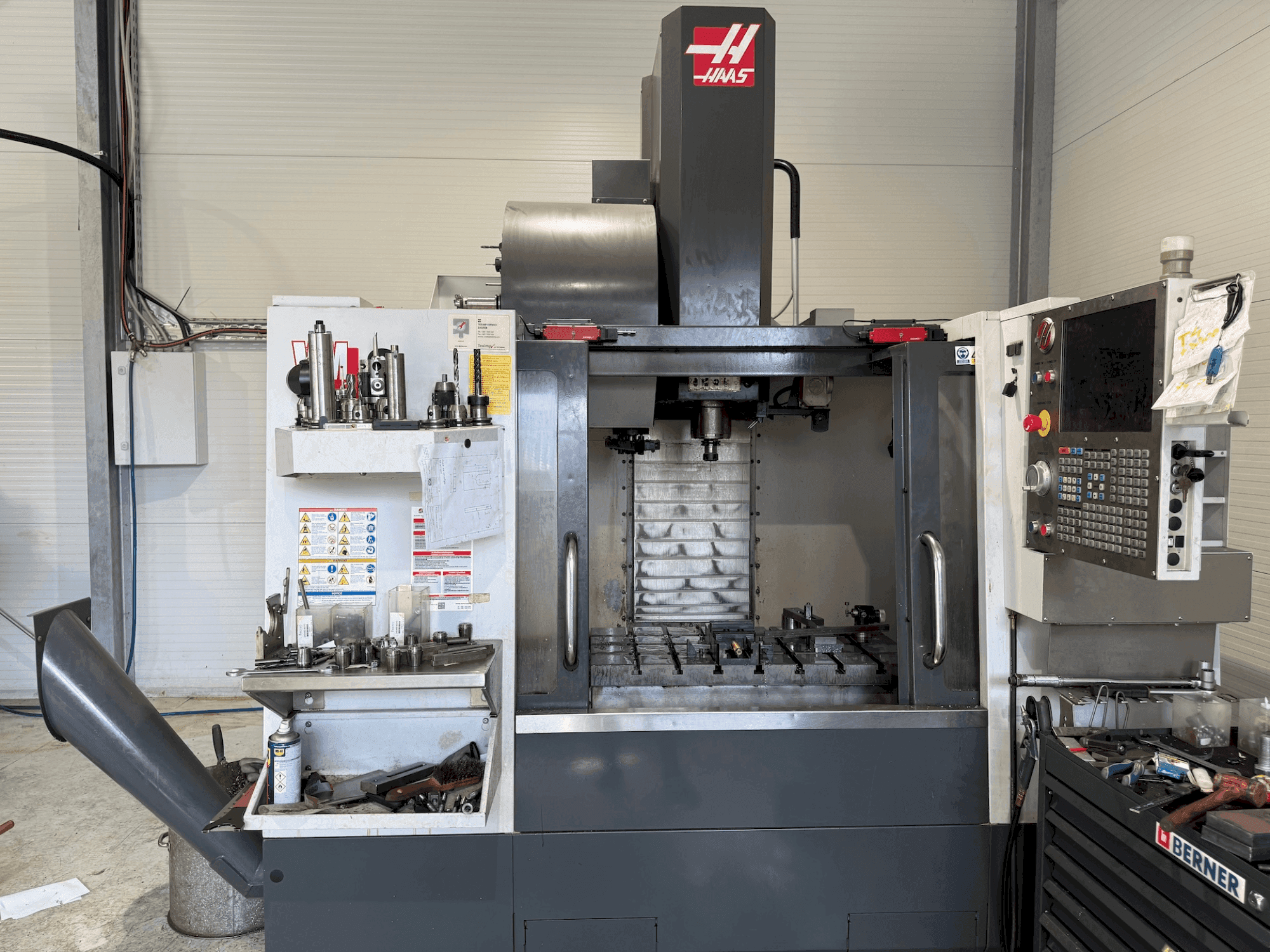 Vista frontal de la máquina HAAS VM-2