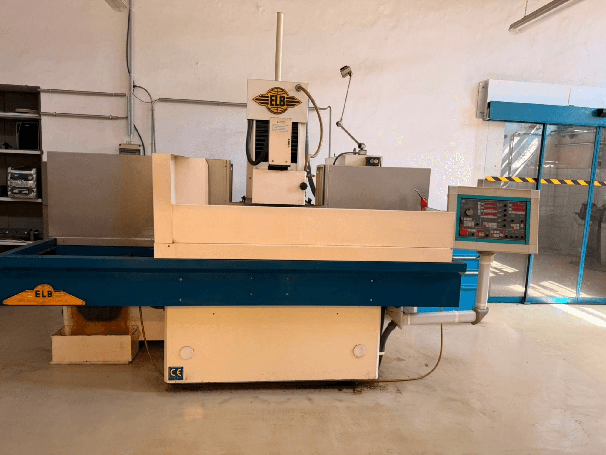 Rectificadora plana ELB Schliff Perfket 6 SPS-NK, vista frontal con panel de control y base azul, en un entorno de taller.