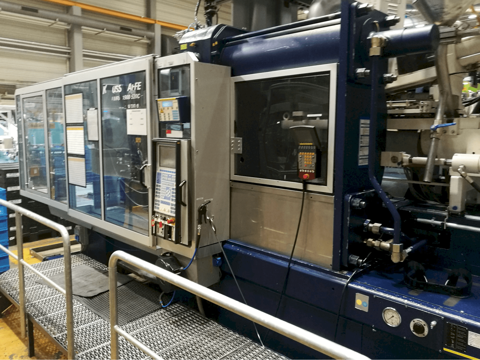 Vista derecha de la máquina Krauss Maffei 650-1900-520 CZ