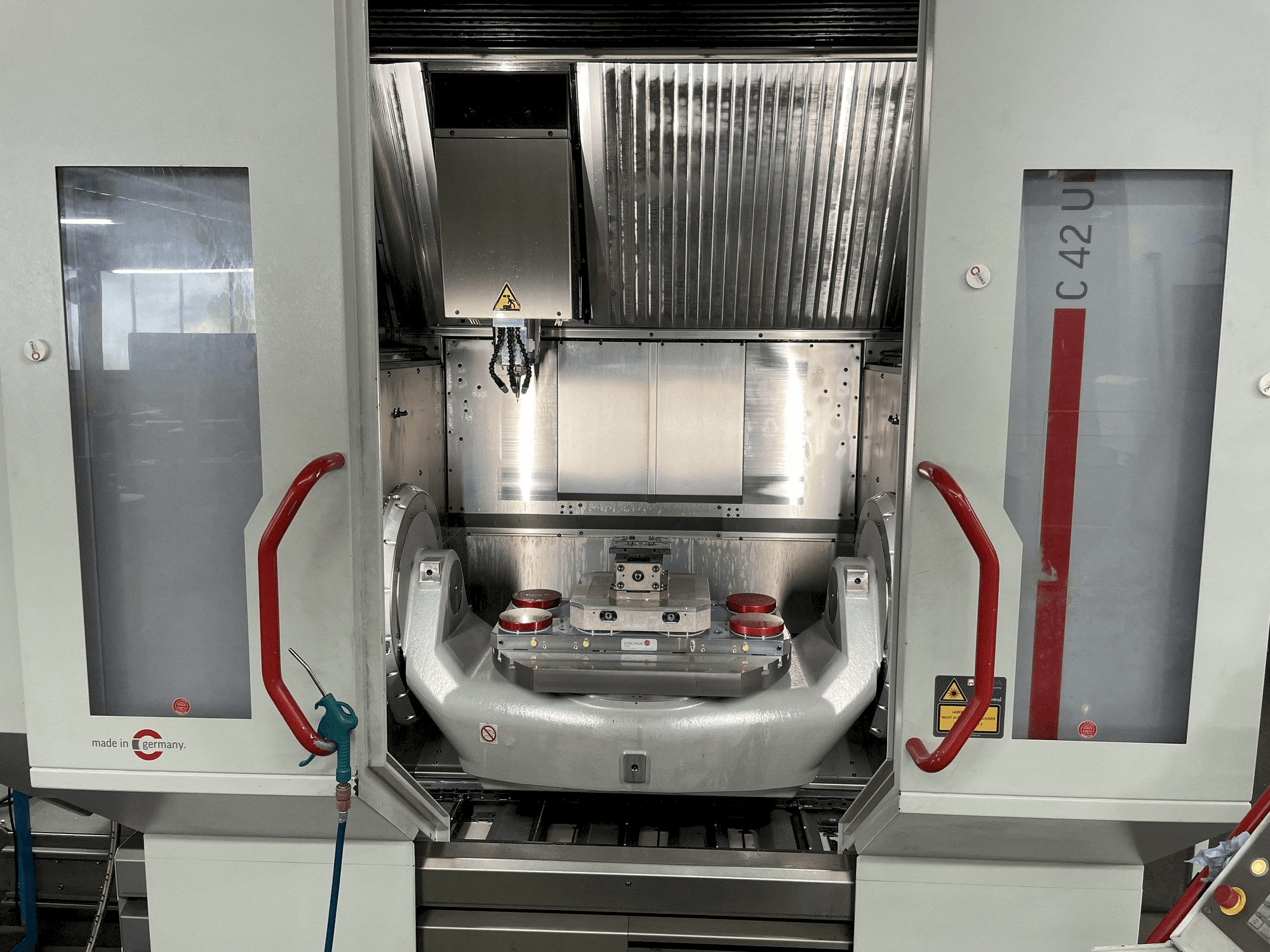 Vista frontal de la máquina HERMLE C 42 U